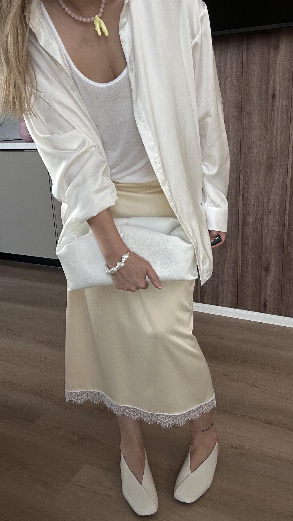 Мне пришла эта юбка от Crate. Это официально теперь самая большая моя гардеробная любовь. В ней идеально все! 

Она настолько нежная и неописуемо красивая, что меня поглотило колоссальное вдохновение творить с ней бесконечное количество образов. Ниже покажу стилизации, если накинете горы сердец. 

Юбка представлена в четырех длинах и разных цветах. Продублирую ссылочку тут, потому что я бы продала за нее даже душу, но цена моему счастью всего-навсего 5500.