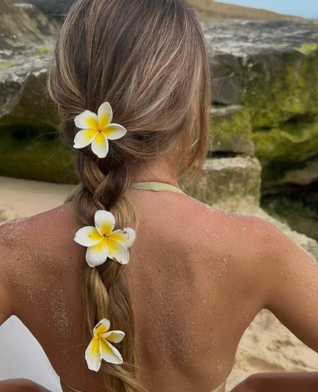 Хочется простого женского: гавайского цветка в волосах. А лучше несколько! Оставлю ссылку на приличный вариант за 300 рэ с WB. 