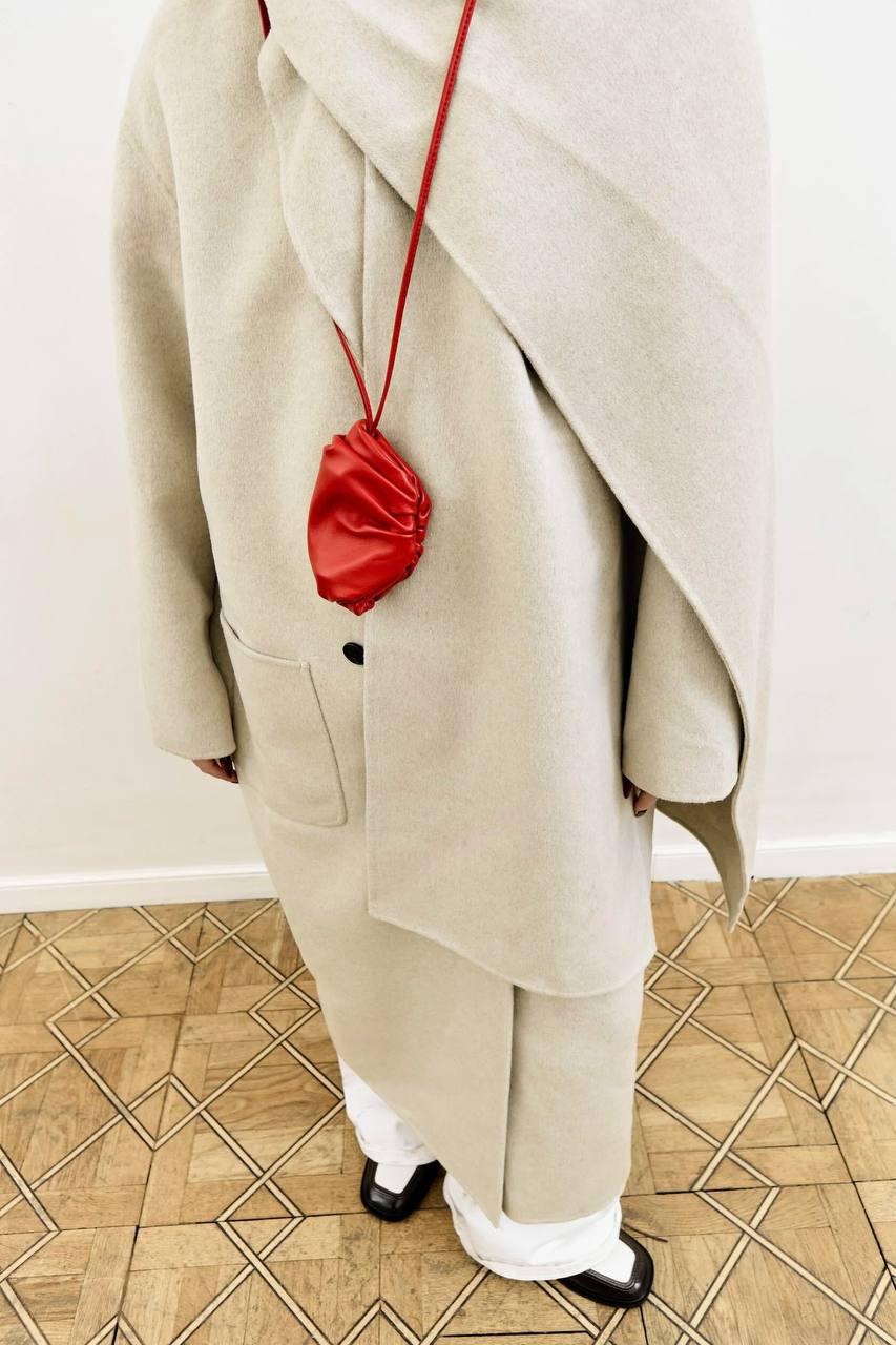 Из маленьких сумчонок посматриваю на этот вариант от Drop the bag. Такая аккуратная и элегантная малышка, в которую, конечно, ничего не поместиться, но уровень стильнячести точно поднимет. 

В наличии несколько цветов. 