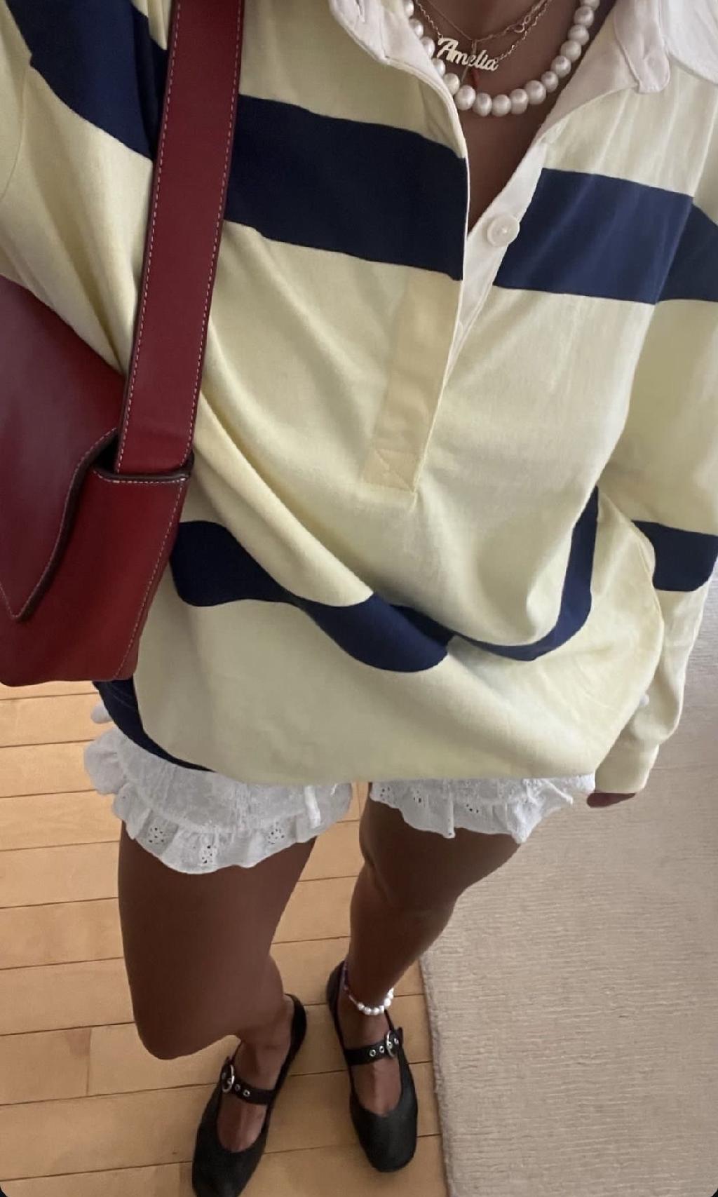 Сочетания с белыми малюсенькими шортами с каждым днем становятся все популярнее. А значит, я ищу что-то подходящее в наших российских реалиях. 


А ещё в тренде кружевные шорты, микро шорты-кроше и шортики-баллон.