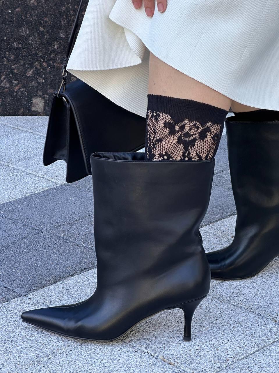 У меня из активного черно-белого принта уже в больших любимках бомбер ZNWR. Однако, эта сторона отражает мое сегодняшнее настроение лучше - динамичная, сложная и резкая. 

Сочетаю на контрасте. Спортивный верх + женственный низ. Чуть открываю щиколотку, чтоб не утонуть в оверсайзе. 