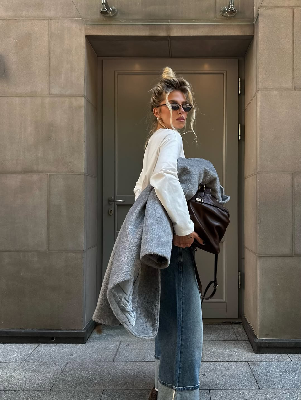 Комфортный городской образ от Кристины 🤍

В его основе - фактурное пальто-пиджак и акцентные джинсы с отворотами.