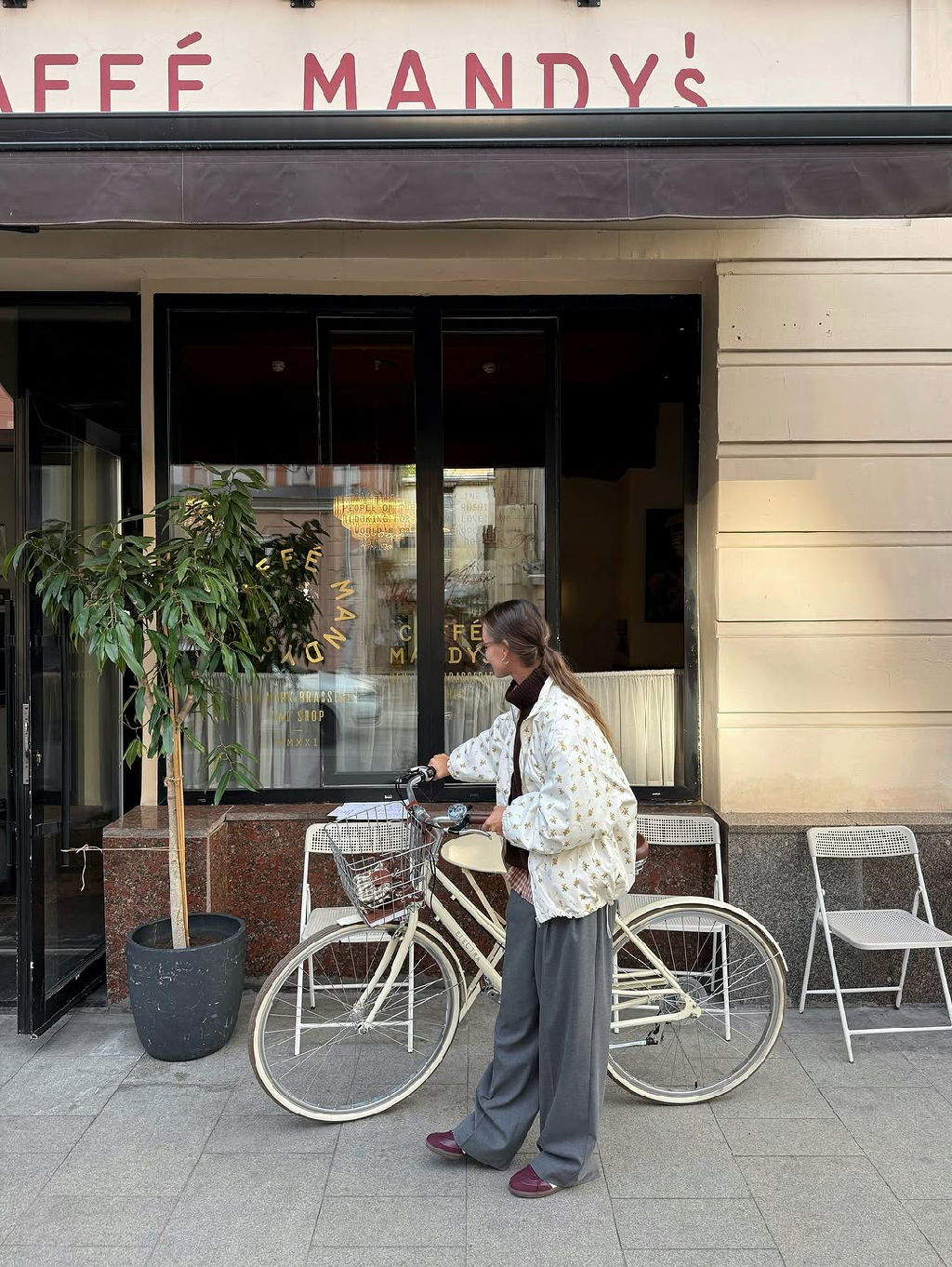 Тоня показала два осенних образа — с ветровкой с цветочным принтом и анораком в горошек.

Айтемы легко вписываются в повседневный гардероб и остаются практичным решением для переменчивой погоды.