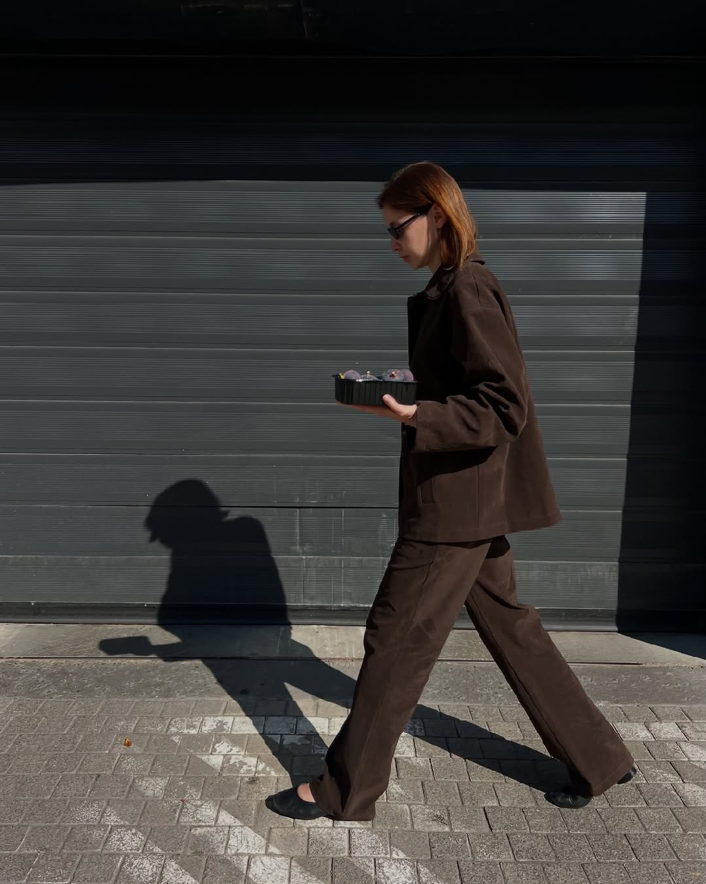 Новинка - костюм из экозамши глубокого коричневого цвета, который сложно отличить от натуральной замши 🤍