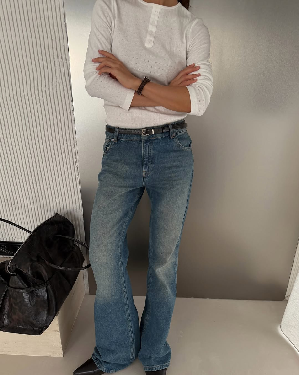 Роскошный максимум из базового гардероба получился у @daria_sharanova в лонгсливе из ажурного хлопка и расклешенных джинсах 🩵