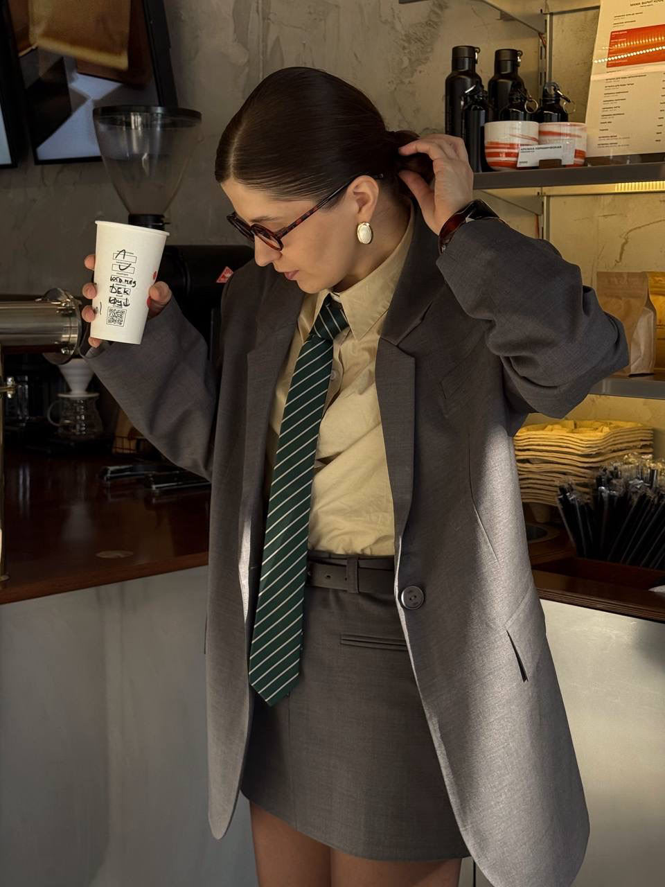 Look of the day 💻

Создаём элегантный деловой образ: комбинируем пиджак Wall Street с молочной рубашкой и акцентным галстуком, дополняем аутфит юбкой Wall Street и завершаем всё сапогами на каблуке для безупречного офисного стиля