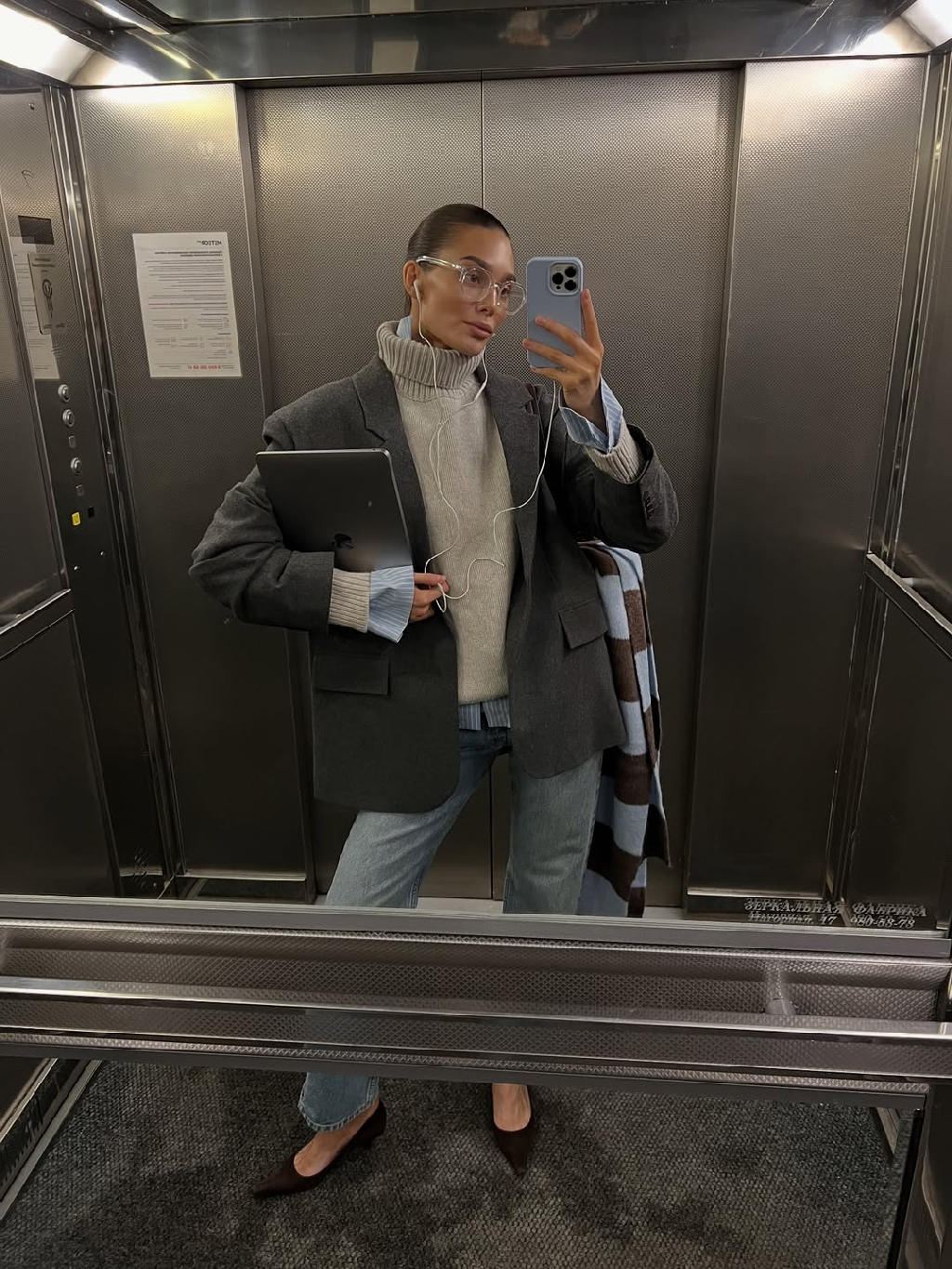 Идеальный образ для комфортного понедельника ⌨️

на Алисе: джинсы Icon'90, свитер с горлом и шерстяной oversize пиджак