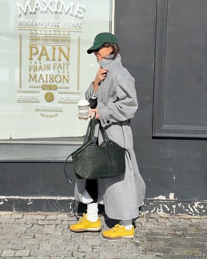 Для нас пальто Sophie — это француженка, которая любит красоту и удобство. Её пальто сочетает стиль и практичность: высокий ворот, свободный крой, аккуратные детали

Лёгким движением она подпоясывает его, показывая свою женственность и уверенность

Примерить Sophie можно в онлайн-магазине в г. Уфа и Казань, а также оформить заказ на сайте tres.su