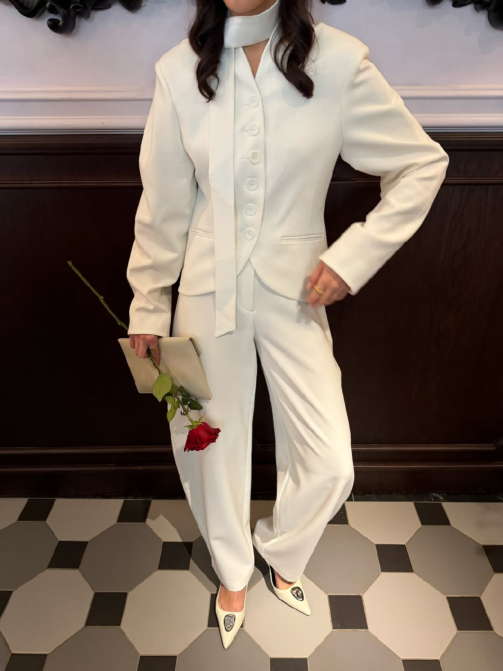 Новинка 🕊️

Наш культовый костюм Madame этой весной предстаёт в новом свете — теперь в утонченном молочном оттенке, который непременно покорит ваше сердце.

Мы придали образу ещё больше лёгкости и женственности: жакет украшен элегантной ленточкой, добавляющей особый шарм вашему стилю.

К жакету теперь прилагается юбка — идеальный выбор как для торжественных событий, так и для стильных повседневных образов.

Костюм Madame в молочном оттенке уже ждёт вас в наших офлайн-магазинах в Казани и Уфе, а также на сайте tres.su