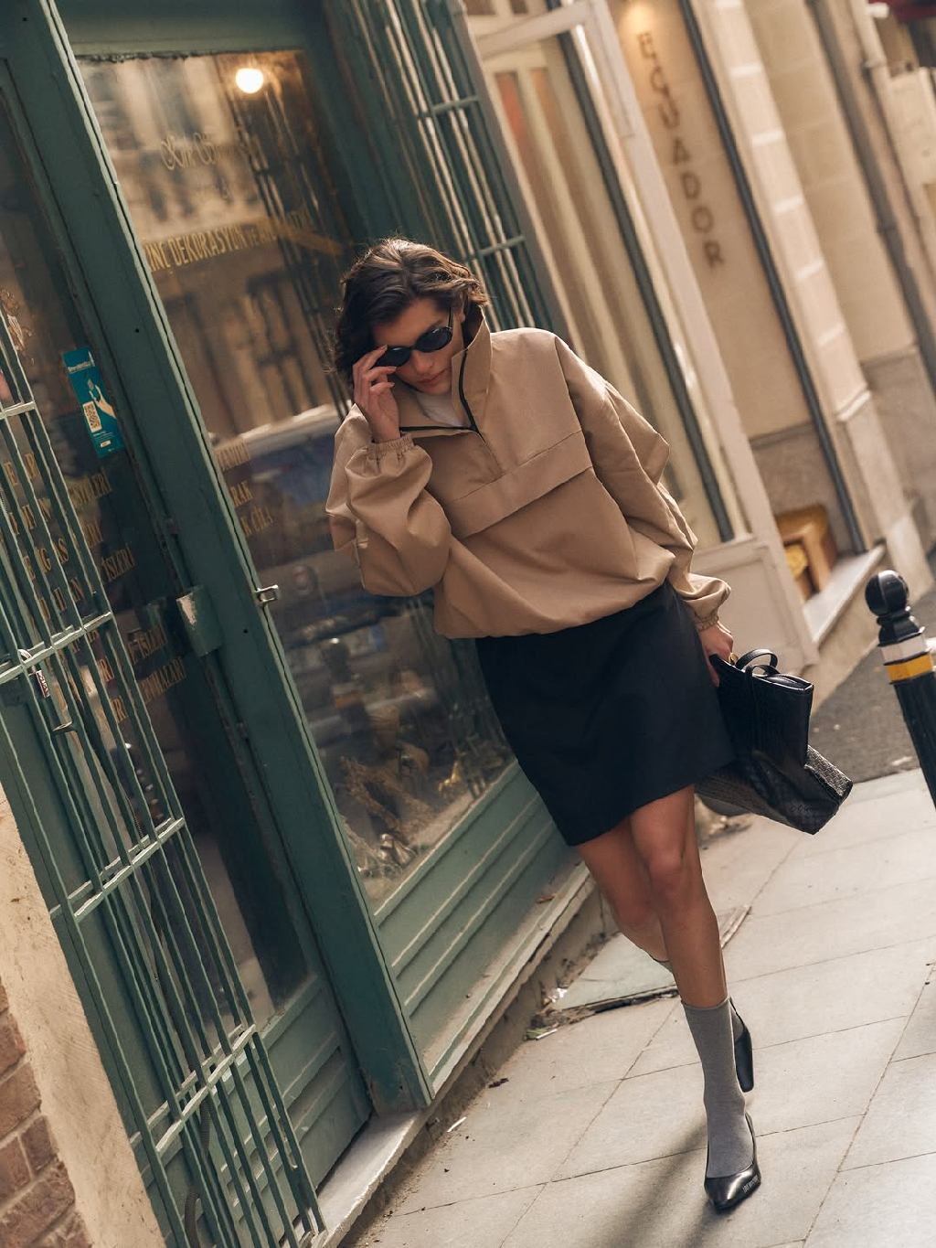 Мы повторили наш бестселлер 2023 года — культовый костюм из хлопка в элегантном бежевом оттенке: универсальная база для образов в стиле sport-chic с прямым кроем, который дарит комфорт и свободу движений

Костюм отлично смотрится в женственных образах с юбками, а также с каблуками и брюками 🤎