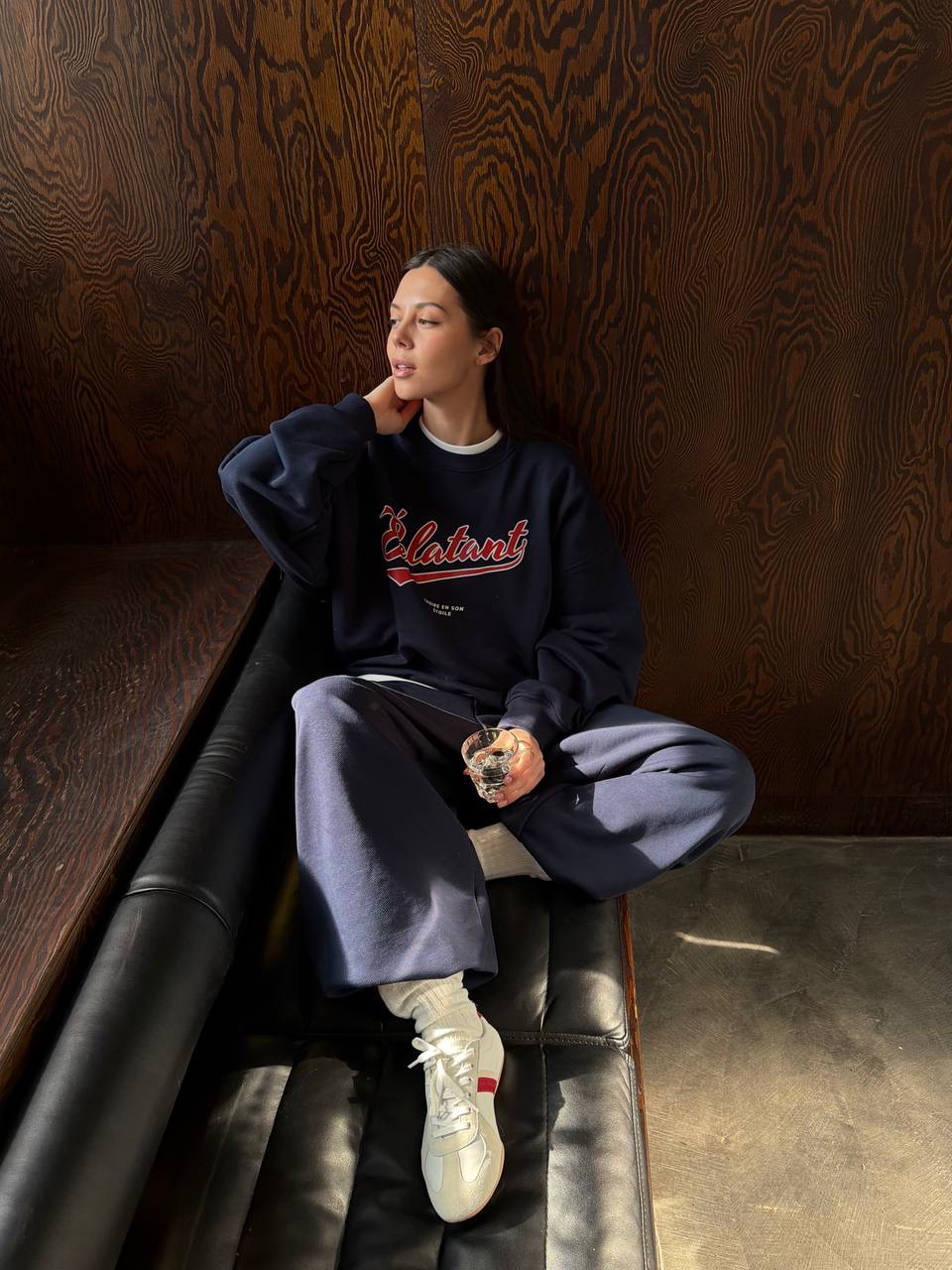 New in Très ♥️

Возвращение легендарного костюма Eclatant в темно-синем оттенке! Костюм состоит из свитшота и брюк на резинке. Отличный вариант для весеннего сезона

Костюм можно носить по отдельности, создавая разные сочетания. Например: свитшот с джинсами или юбкой, а брюки — с жакетом или свободной рубашкой

Примерить костюм можно в офлайн-магазинах в городах Уфа и Казань, а также оформить заказ на сайте tres.su