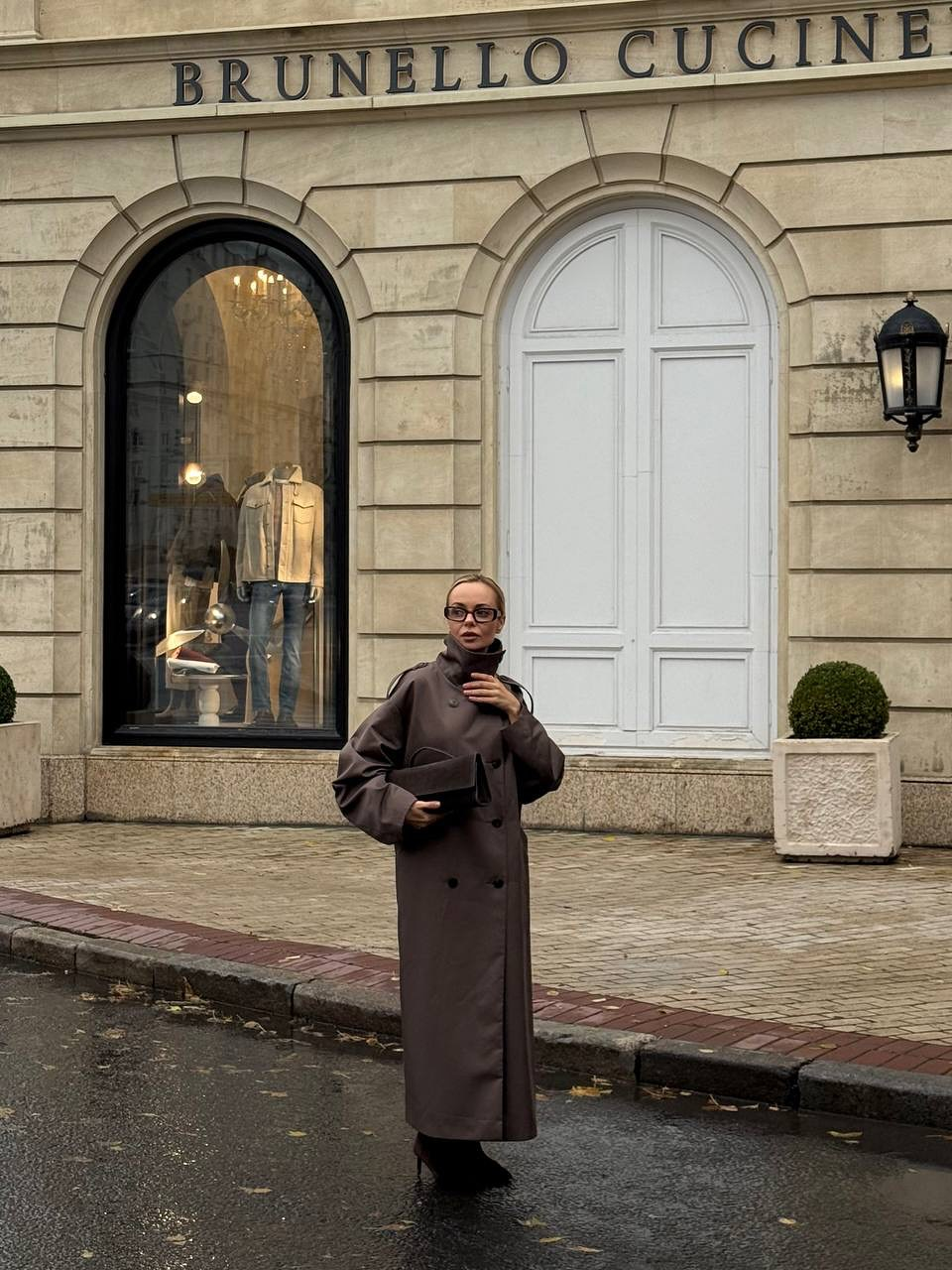 Тренч, в который влюбляются с первого взгляда

Идеален для тех, кто хочется выглядеть стильно даже в дождливую погоду

На Ольге @i_am_ok наш шоколадный тренч Croissant 🥐