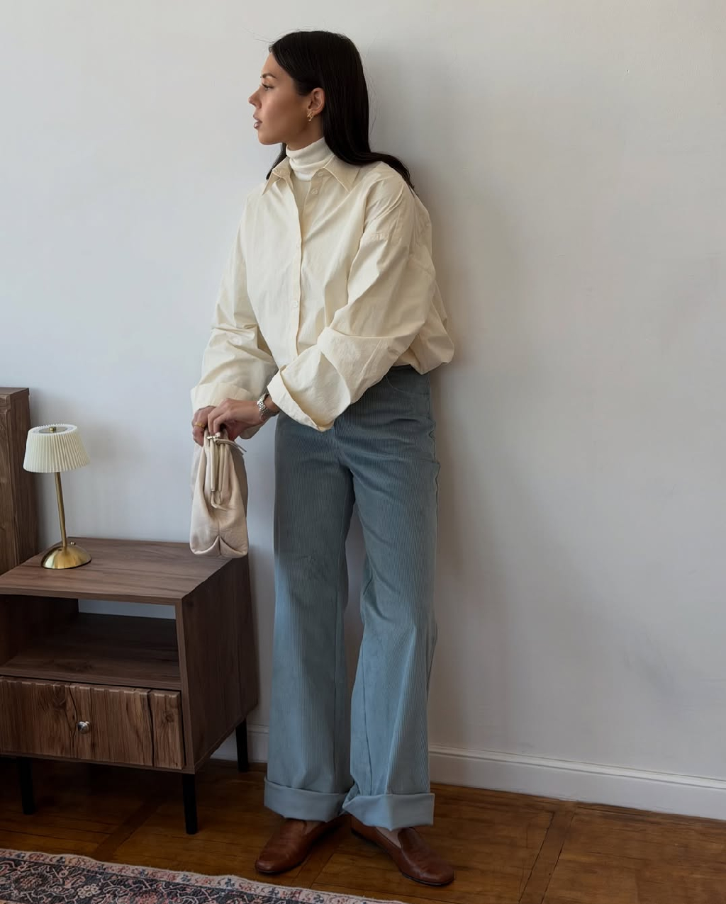 Весна нашёптывает вдохновение, воздушная стилизация костюма Birkin 🩵


Выбираем голубые вельветовые брюки прямого кроя Birkin, заправляем водолазку, добавляем объёмную рубашку и стильные аксессуары