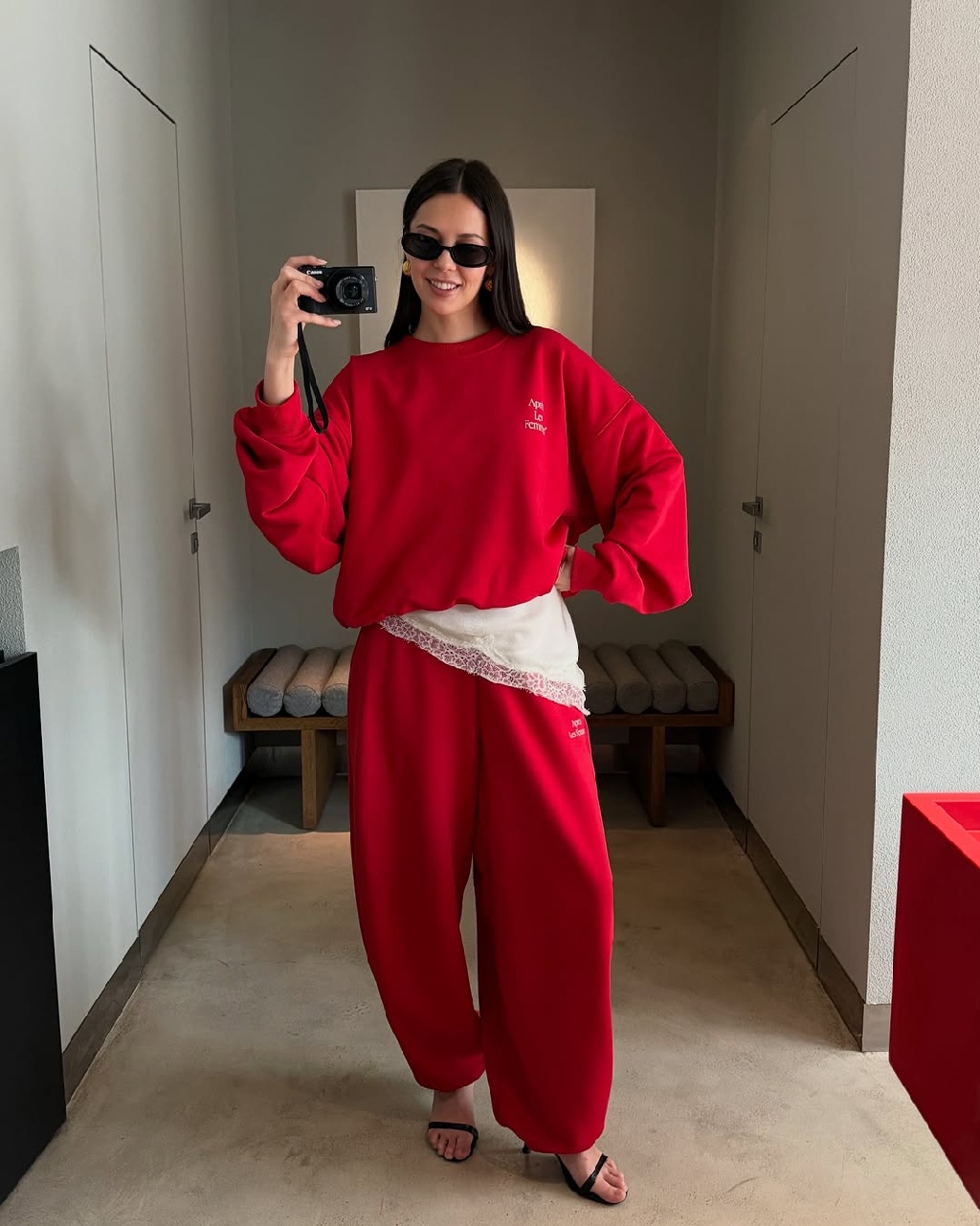 New in Tres 💌

Легендарный бестселлер возвращается — свитшот и брюки насыщенного красного цвета из хлопка с культовой фразой Кристиана Диора «Après les femmes»

Костюм прекрасно подойдет для стильных повседневных образов, а благодаря насыщенному красному оттенку сделает ваш аутфит ярким и запоминающимся