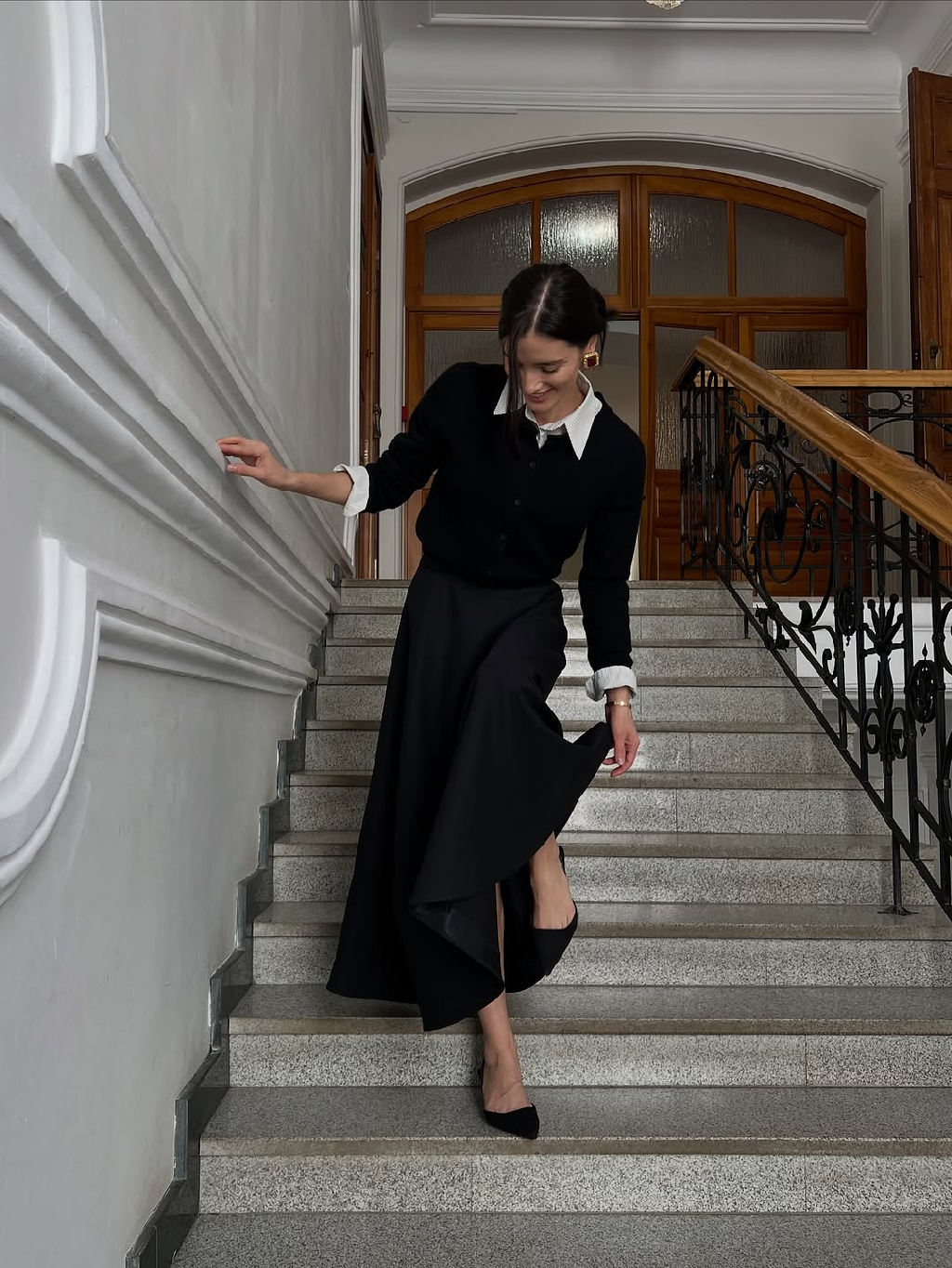 Элегантный образ с кардиганом в черном цвете и юбкой Grace - мягкий акцент в строгом стиле.

Разбираем уютные сочетания на Регине @fountainflowers

Подборка осенних образов 🍂
