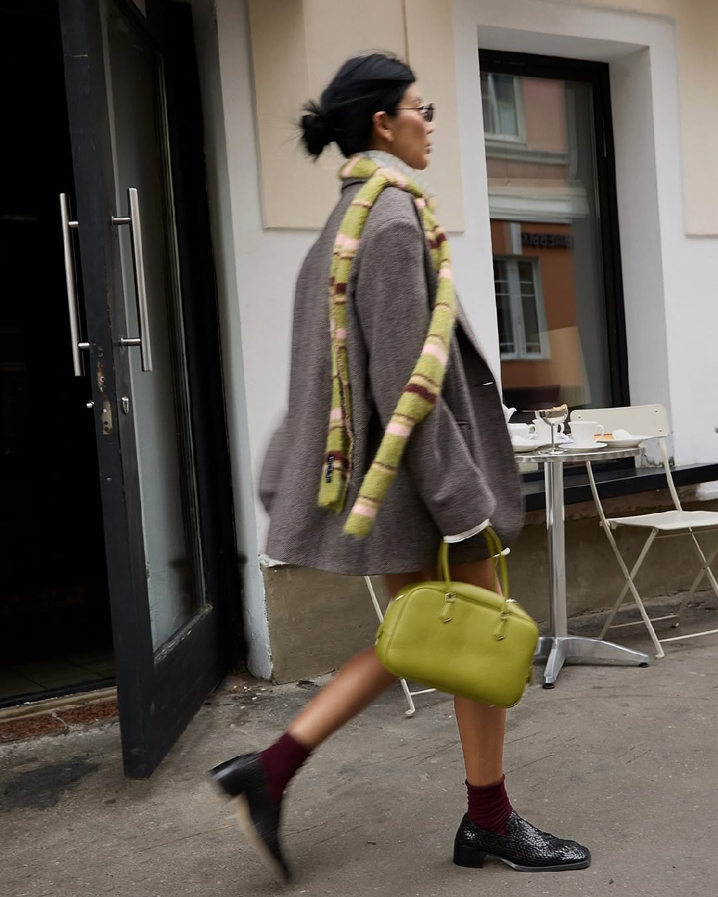 Тренд или классика вне времени?

Наш пиджак «Professor» точно останется с вами на долго в гардеробе: узор елочка, благородный коричневый оттенок, оверсайз крой и винтажный шик.