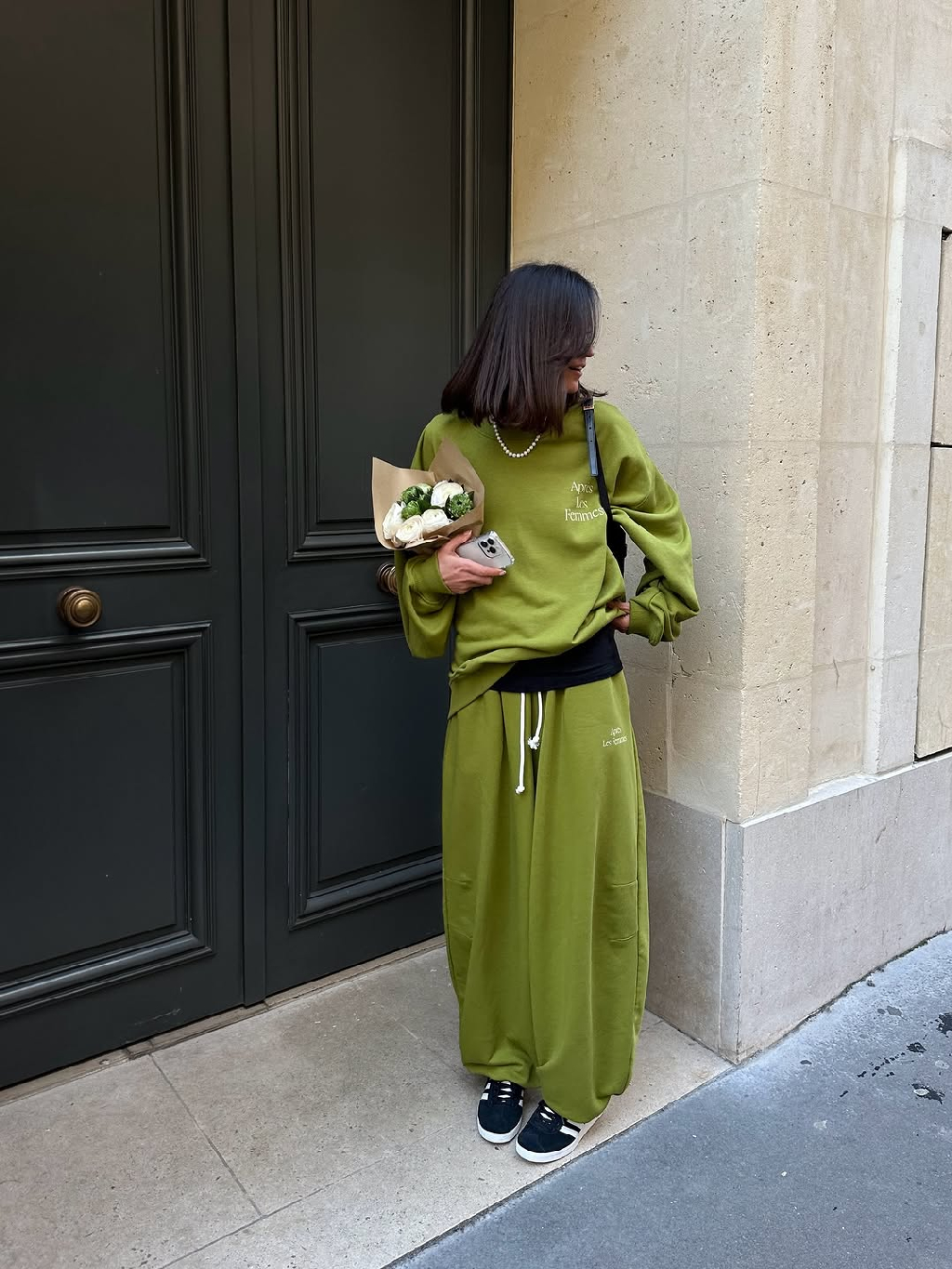 С первыми весенними лучами в душе просыпается желание гулять по Парижу, и это вдохновение мы воплотили в каждой детали костюма
«Après les femmes» в оттенке lime 

Это цвет листвы и легендарных садовых стульев, маленького символа города. Мы видим его на винтажных машинах и стульях у пруда, где парижане читают, пьют кофе и смотрят на город

«Après les femmes» в оттенке lime — это не просто костюм, а настоящее ощущение, что Париж всегда с вами