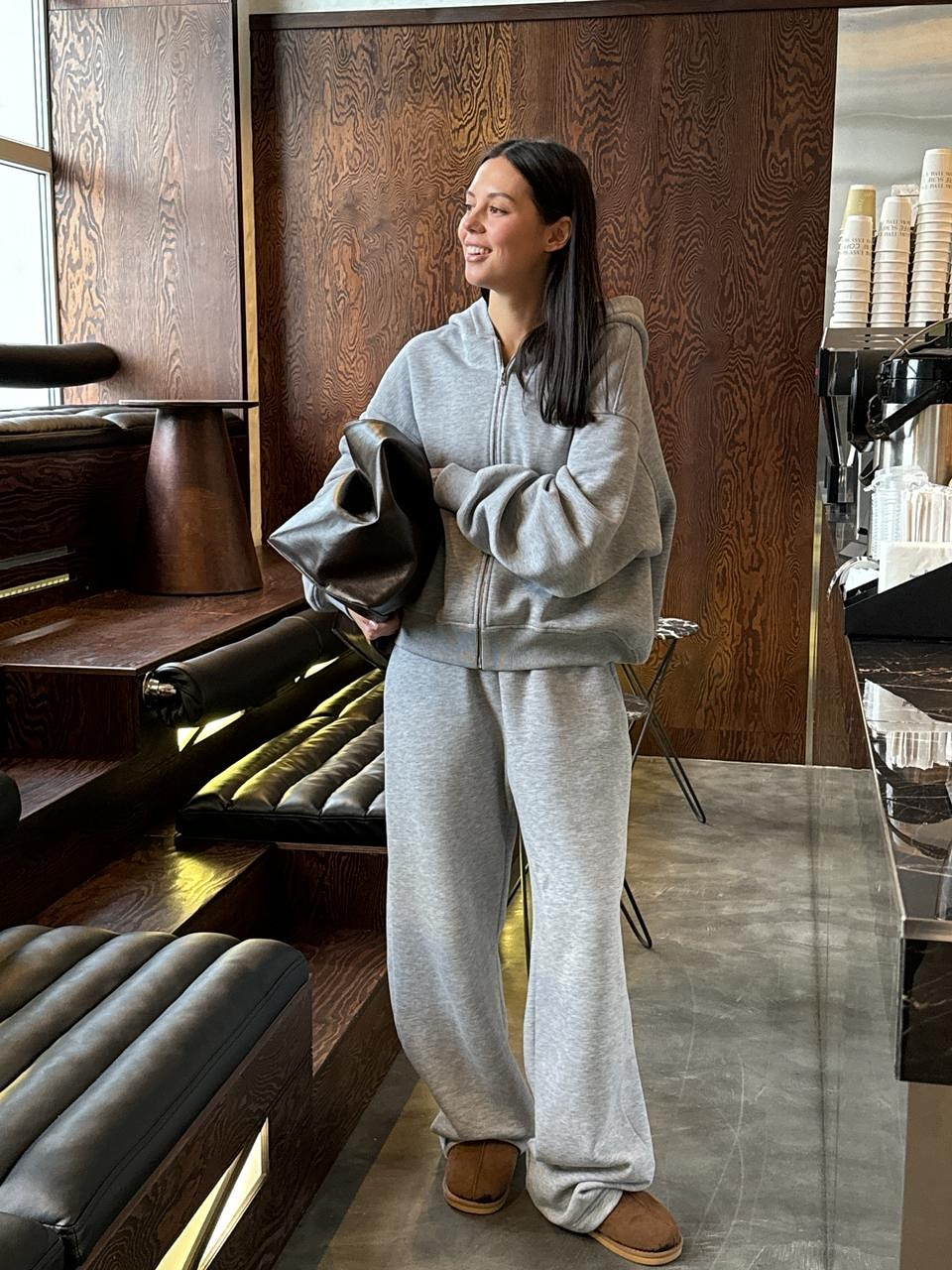 Дождливая погода - не повод отказываться от красивых стильных образов.

Вместе с Элиной @el_adieva мы собрали несколько уютных и комфортных сочетаний для серых осенних дней 🌧️

На Элине:
﻿﻿- костюм Très Sport в сером цвете
﻿﻿- пальто макси из шерсти в чёрном оттенке