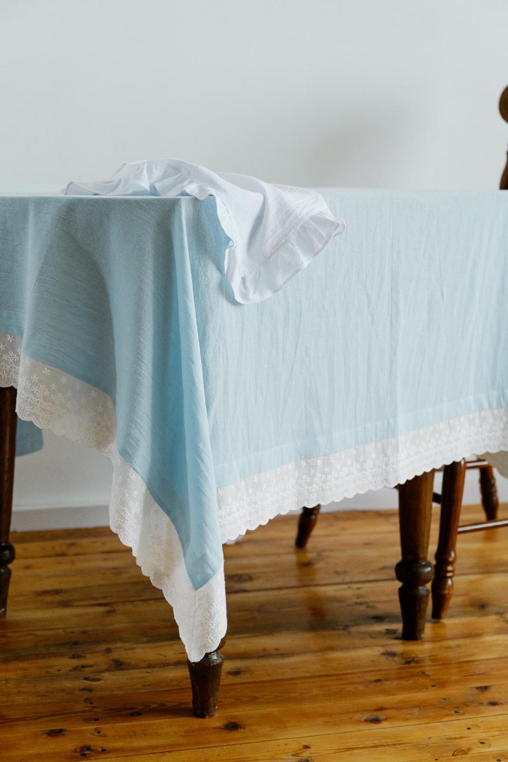 Столовый текстиль с рюшами и кружевом 