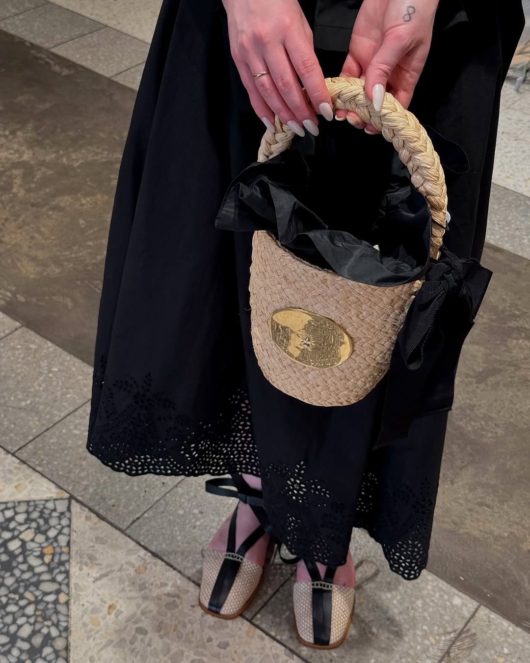 Роскошное ведёрко из рафии от Patou обнаружено на Nuself🥰
На лето самое то👌🏻