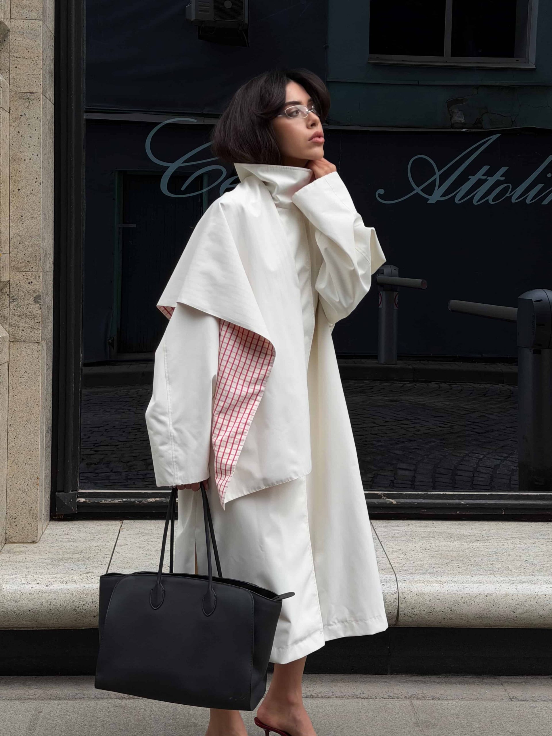 B весеннем гардеробе всегда есть вещь, которая задаёт настроение всему образу 🤍

И сейчас это — наш плащ с палантином. Лаконичный, выверенный, с акцентной подкладкой, которая раскрывается в движении.

С ним образы выглядят глубже и сложнее.

Доступен в двух оттенках на сайте matu.me