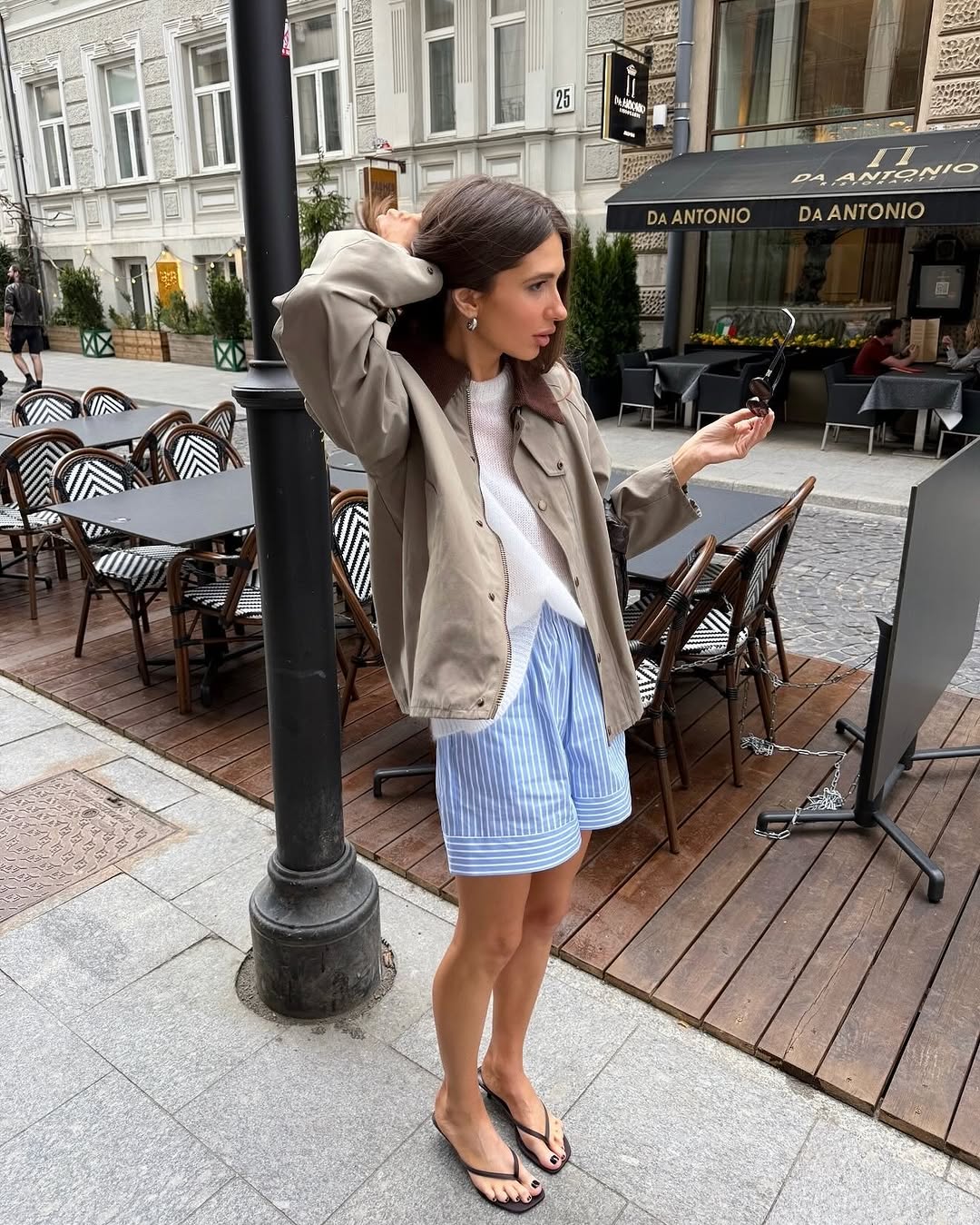 Обожаю это сочетание: пижамные/бельевые шорты + пальто или оверсайз жакет 🤍
Невероятно стильный и расслабленный образ🤌🏻 Берём на заметку🤩
#inspiration