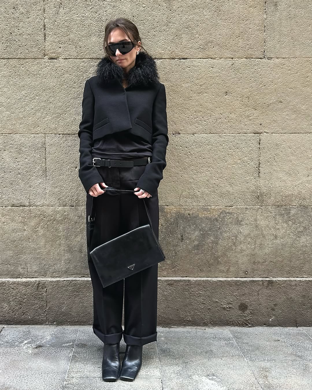 Небрежно подвёрнутые брюки - особый вид мастерства у модниц👌🏻
Берём такой стайл трик на вооружение - лёгкая, продуманная небрежность в моде🥰