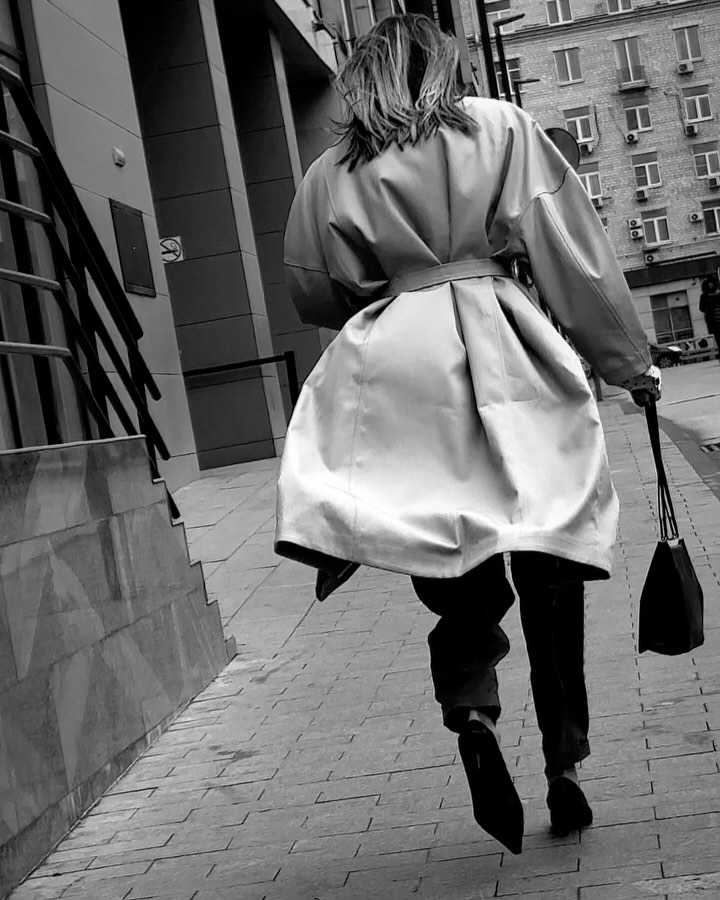 Май в этом году какой-то совсем не майский😬 
Для таких прохладных летних дней идеально подойдёт лёгкий, струящийся плащ🙌🏻

Выбираем самые красивые оттенки: молочный, кремовый или землистый✨