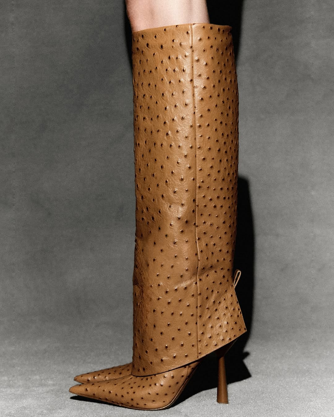 В этом сезоне особенно вдохновляют тиснения кожи под страуса и крокодила✨