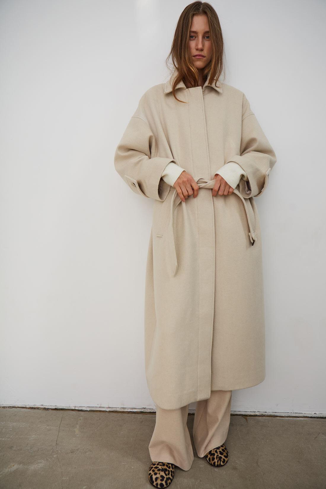 Бежевое пальто для моей подруги 