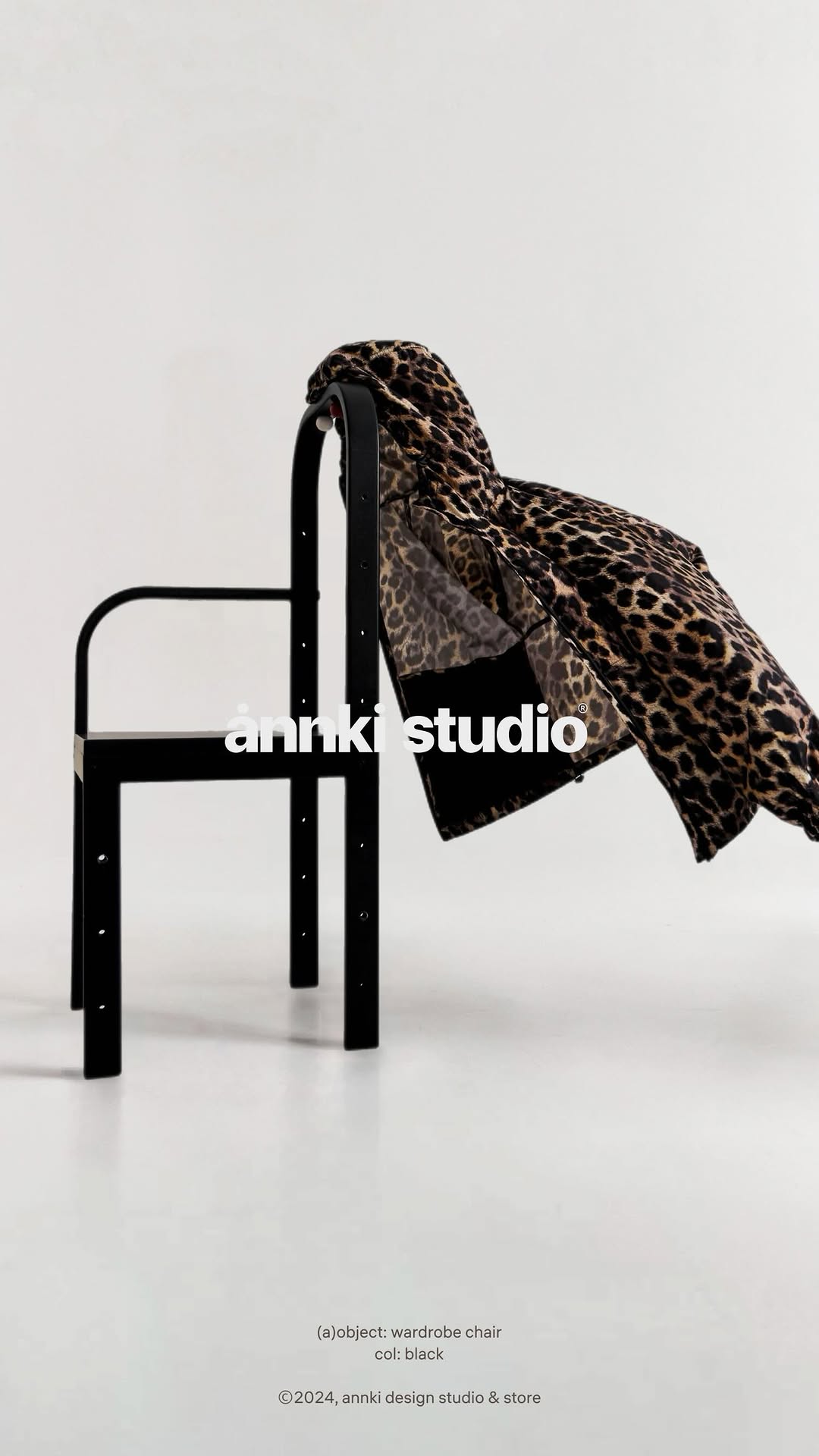 унесенные ветром [и снегом]

стул-гардероб annki studio х стокманн оснащен крючками, вешалками и перекладиной, которые можно расположить на предмете так, как удобно именно вам. подойдет и для верхней одежды в прихожую, и для аксессуаров в гардеробную. 

——
(a)object: wardrobe chair
col: black
#wardrobe_chair