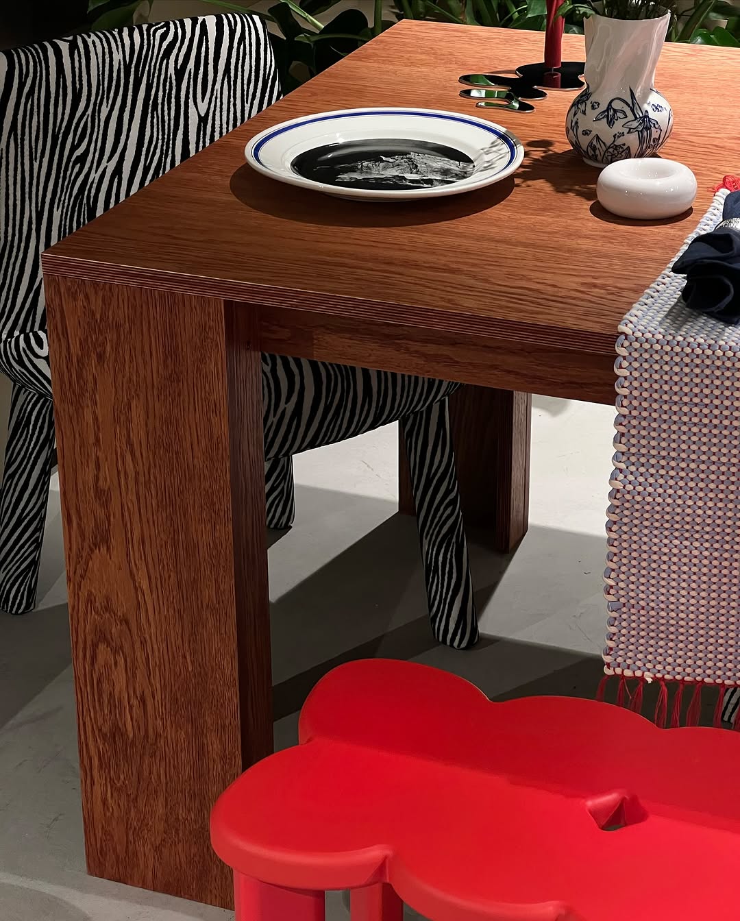 основа новогоднего застолья по версии annki® выглядит так:

- стол bill / col: red / раскладной 
- steve dinner / upholstery: jacquard / made in spain / col: zebra
- clover bench 2.0 / col: xmas

все увидеть и потрогать можно по адресу:
пространство «локалы» / москва, петровский бульвар, 1с1