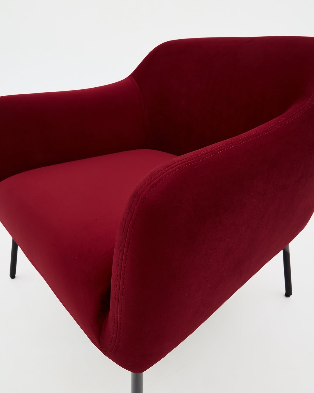 «когда я думаю о жизни в раю, то представляю парижский ritz» 
/ цитата, эрнест хемингуэй

кресло ernest названо в честь писателя. оно четкое, как его формулировки, и элегантное, как одноимённый сьют в ритце. 

——
(a)object: ernest chair 
upholstery: velour
col: theatre red 
#ernest_chair