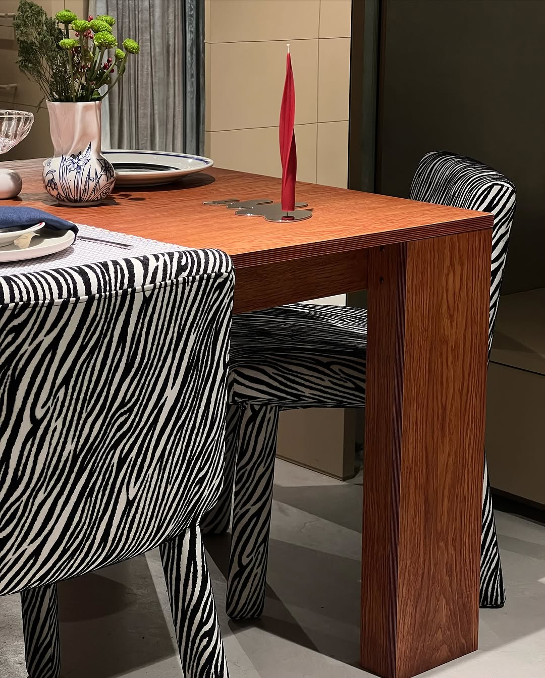 основа новогоднего застолья по версии annki® выглядит так:

- стол bill / col: red / раскладной 
- steve dinner / upholstery: jacquard / made in spain / col: zebra
- clover bench 2.0 / col: xmas

все увидеть и потрогать можно по адресу:
пространство «локалы» / москва, петровский бульвар, 1с1