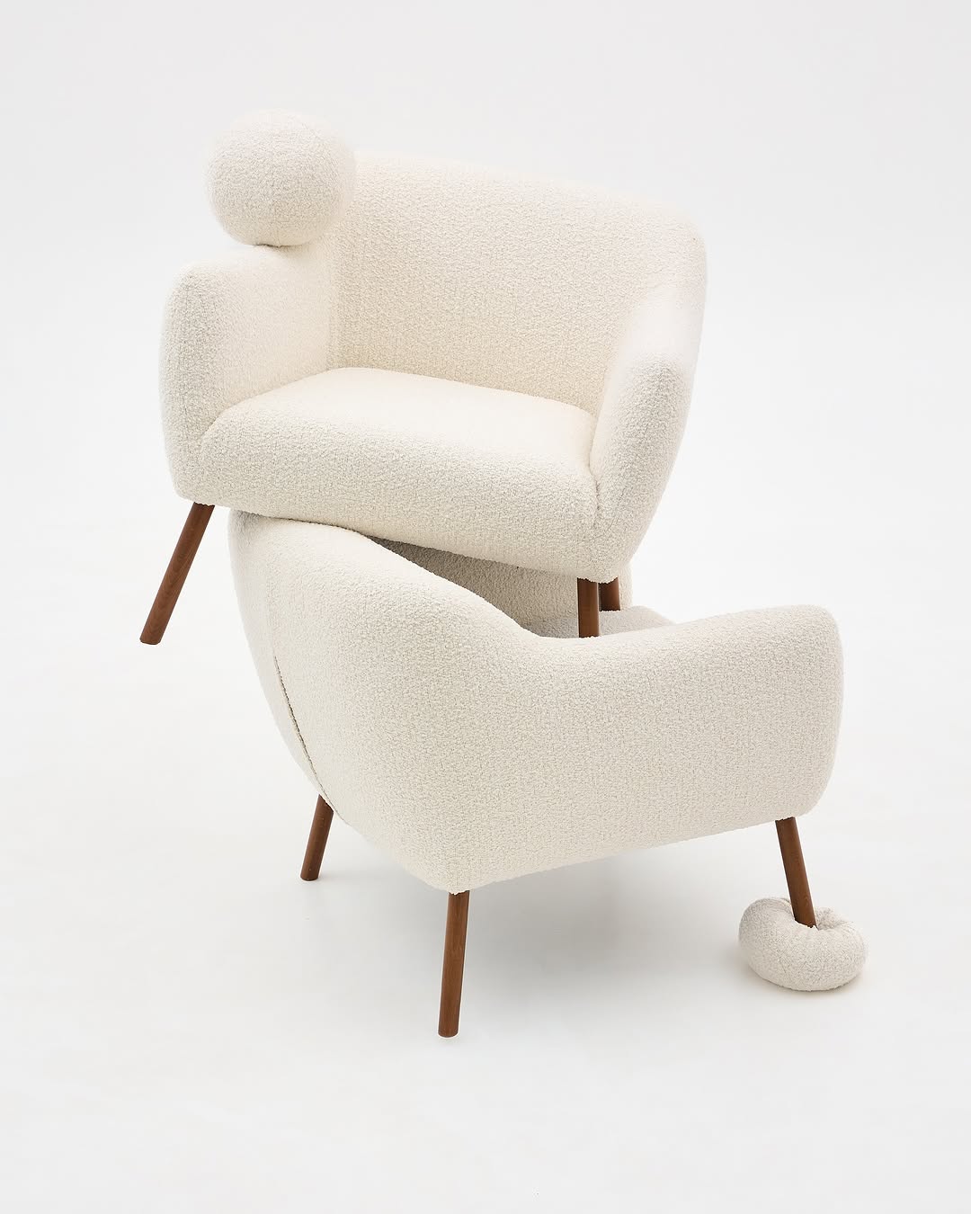 кресло ernest балансирует между строгими линиями и уютным букле. так же как и мы стараемся поддерживать равновесие между рабочими обязанностями и искренней детской наивностью.

——
(a)object: ernest armchair
upholstery: buckle
col: milk
base: wood
#ernest_chair