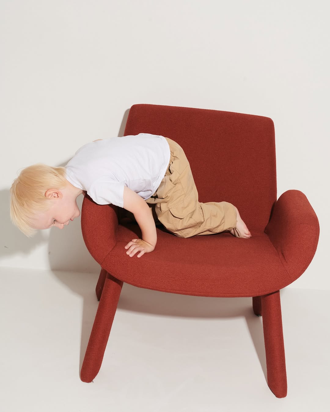 «в каждом взрослом живёт ребёнок, который хочет играть»*

с днём защиты детей! — и тех, что подрастают, и тех, что живут внутри нас. пусть даже в повседневной рутине у вас остаётся место для лёгкости, спонтанности и игривости :)

*цитата к.г. юнг

———
(a)object: steve++
upholstery: eco wool, made in belgium 
col: terra
#steve_chair_armrests