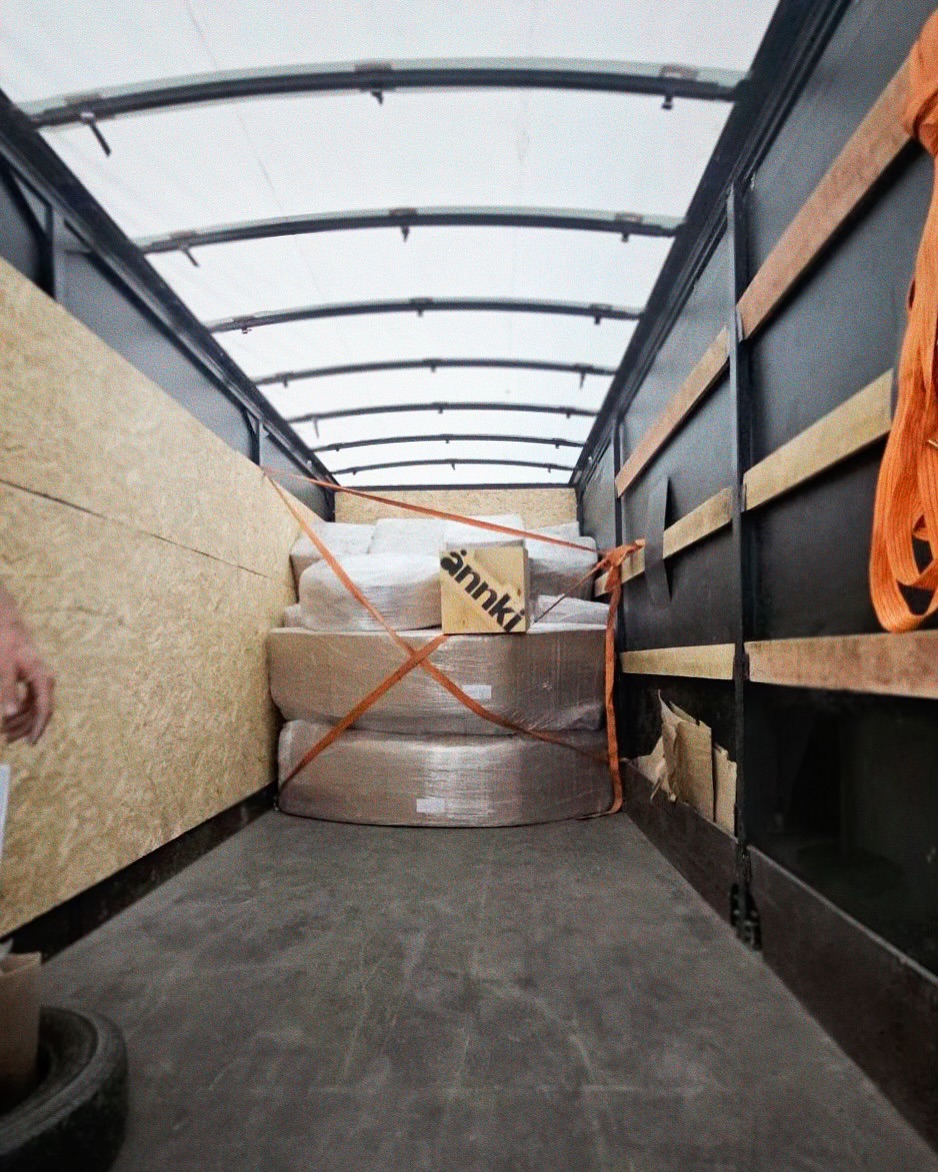 распаковали — влюбились.

да, это наша постоянная рубрика #annkiathome — актуальная подборка, где предметы annki® находят свои дома. реакции без фильтров, эмоции без сценария.

———
1 — загрузка фуры с предметами @annki.studio / фотография сделана нашим упаковщиком Арсением / локация: annki factory 
2-3 — диваны hero и кресла steve / локация: москва, коворкинг «соль»
4 — кресла bono / москва, коворкинг «соль»
5 — кресла steve++ / москва, коворкинг «соль»
6-7 — диван plus+ air (на ножках) / конфигурация: 2 модуля + 2 подлокотника / обивка: велюр
8-9 — кровать basic / обивка: букле
10 — диван plus+ / spring drop / базовая конфигурация: 2 модуля + 1 подлокотник / обивка: микровелюр, цвет: grass
11 — диван plus+ / обивка: букле, цвет: milk
12 — кресло steve / обивка: английская кожа, цвет: cognac