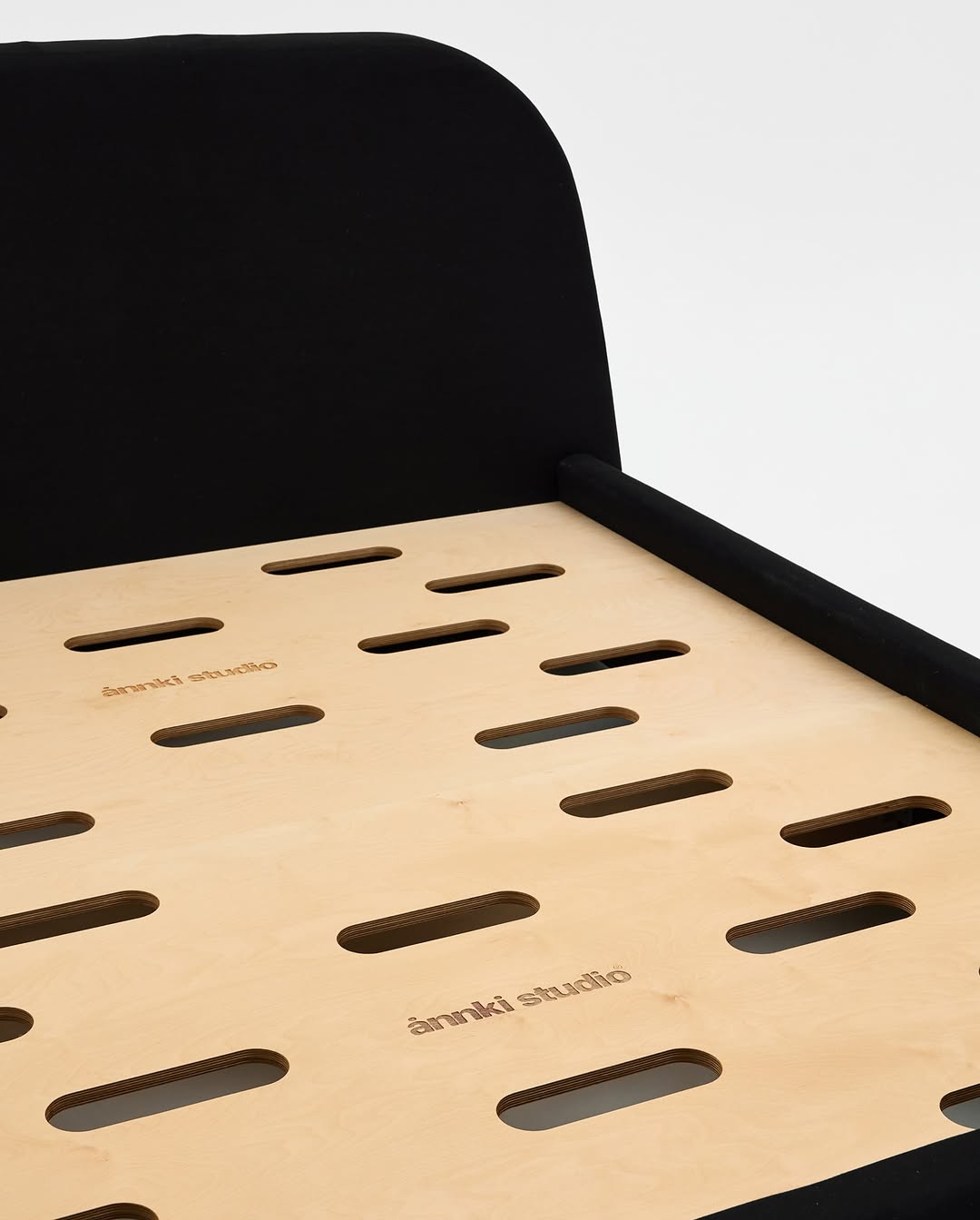 субботнее утро — когда весь мир может подождать. кровать превращается в идеальное место для мечтаний. здесь нет места спешке.

fyi: опционально предлагаем клиентам «жесткое дно» у кроватей. наши тесты показали, что современные матрасы высотой более 20 см отлично компенсируют распределение веса без использования ортопедических лат.

——
(a)object: basic bed
upholstery: velvet
col: black
#basic_bed