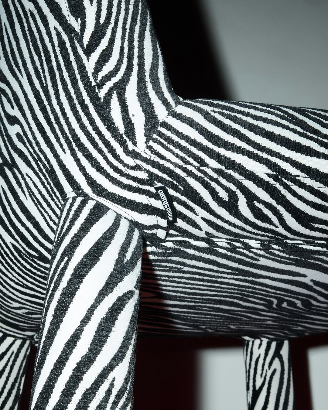 приковывает ваши взгляды. 

——
(a)object: steve chair 
upholstery: jacquard / made in spain 
col: zebra
#steve_chair