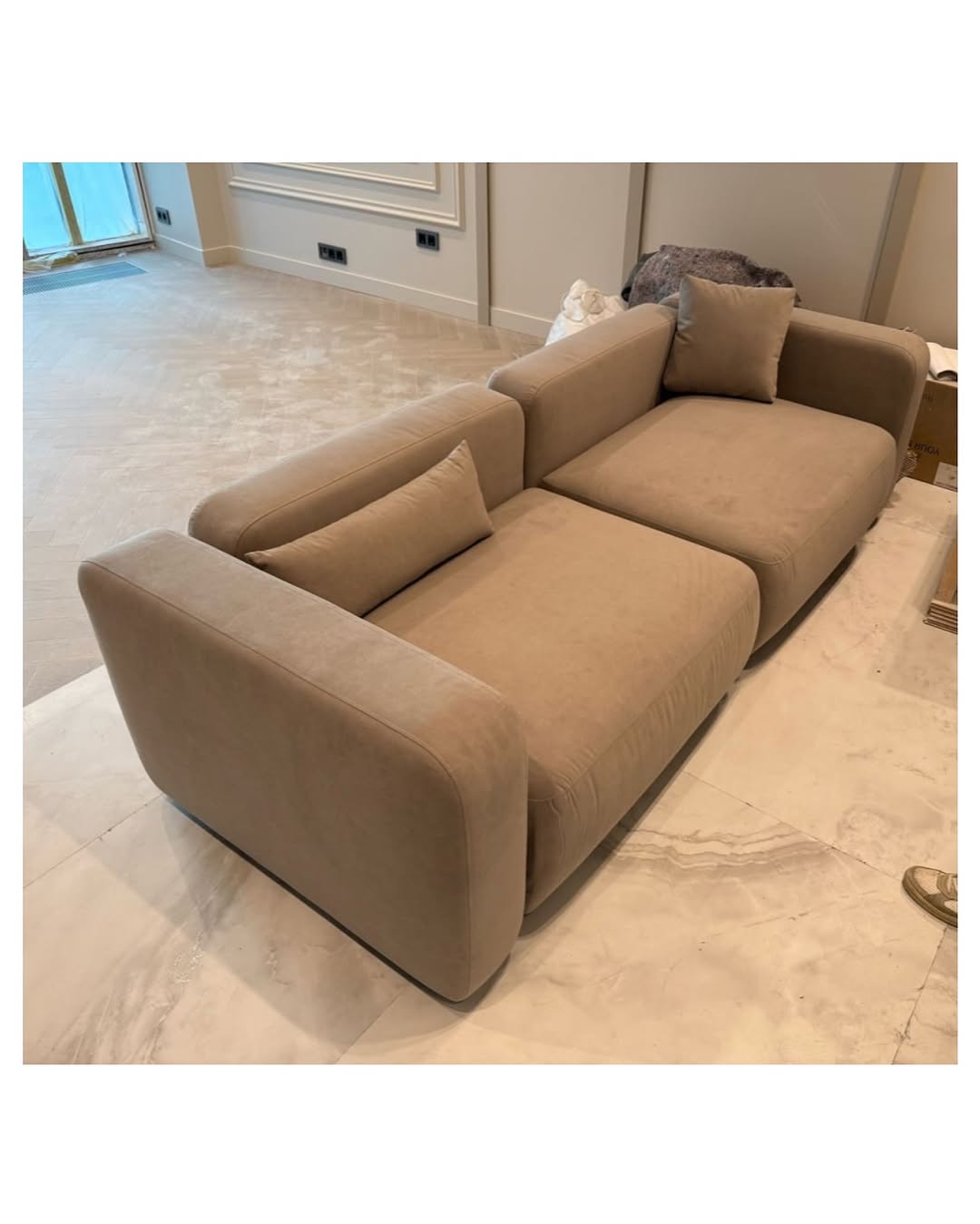 сегодня суббота, значит пришло время для нашей постоянной и любимой подборки #annkiathome — это фотографии, которыми вы с нами делитесь: иногда это кадры сразу после распаковки, иногда это будничная рутина, иногда это интерьерные съёмки… но всегда эти кадры живые. без фильтров и прочих прикрас.

(a)objects:
1 — диван plus+ / 3 модуля (2 козетки + 1 подлокотник + пуф) #plus_sofa 
2-3 —диван hero #hero_sofa 
4-5 — кастомный диван (геометричный)
6-7 — кастомный диван (полукруглый)
8 — диван plus+ / 3 модуля 
9 — кресло steve++
10 — статья clover classic / массив дерева + масло, цвет: milk #clover_bench 
11 — кровать sóva #sova_bed
12 — диван plus+ / базовая конфигурация: 2 модуля + 2 подлокотника 
13 — кровать basic #basic_bed