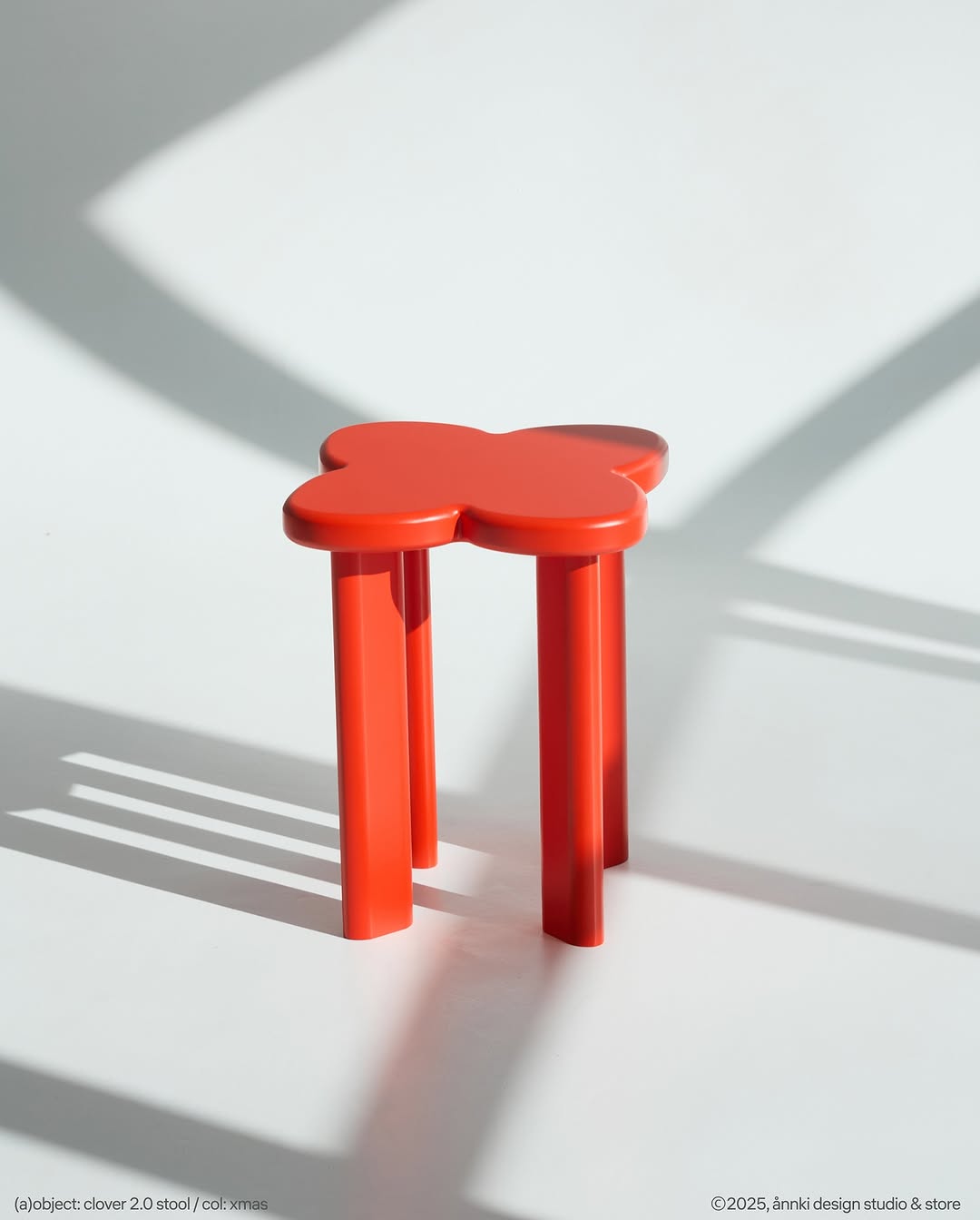 «погружался я в море клевера,
окружённый сказками пчёл.
но ветер, зовущий с севера,
мое детское сердце нашёл».
/ цитата, александр блок, 1903 г.

———

табурет вдохновлен сиволом бренда — четырехлистным клевером. может быть выполнен в красном, синем, желтом или черном цвете. закажите свой символ удачи на annki.studio

———
(a)object: clover 2.0 stool
col: xmas
#clover_stool