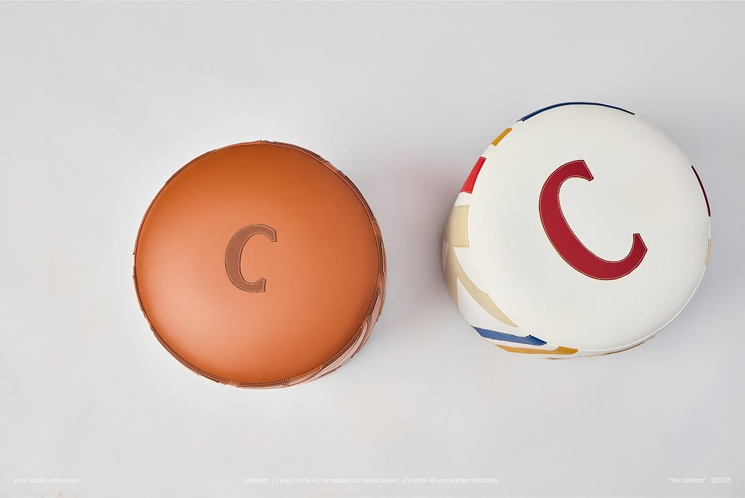 @annki.studio x @erikmusin 

«коллекционер» / the collector 

предметом коллаборации брендов стали объекты из регулярной линейки мебели annki® — кресло ernest и пуф runda, — обивки которых выполнены в дизайне, разработанном художником эриком мусиным. основа концепции — коллекционирование. мы видим многослойность смыслов, наложение ассоциаций в реализованных предметах, потому что у каждого оно своё — «коллекционирование».

на фото первые объекты коллаборации: пуфы runda в двух вариантах. (1) коричневый паттерн выполнен из натуральной прессованной кожи наппа, используемой в основном для обивки сидений гоночных автомобилей. (2) цветной пуф выполнен из экокожи.

———
#runda_pouf