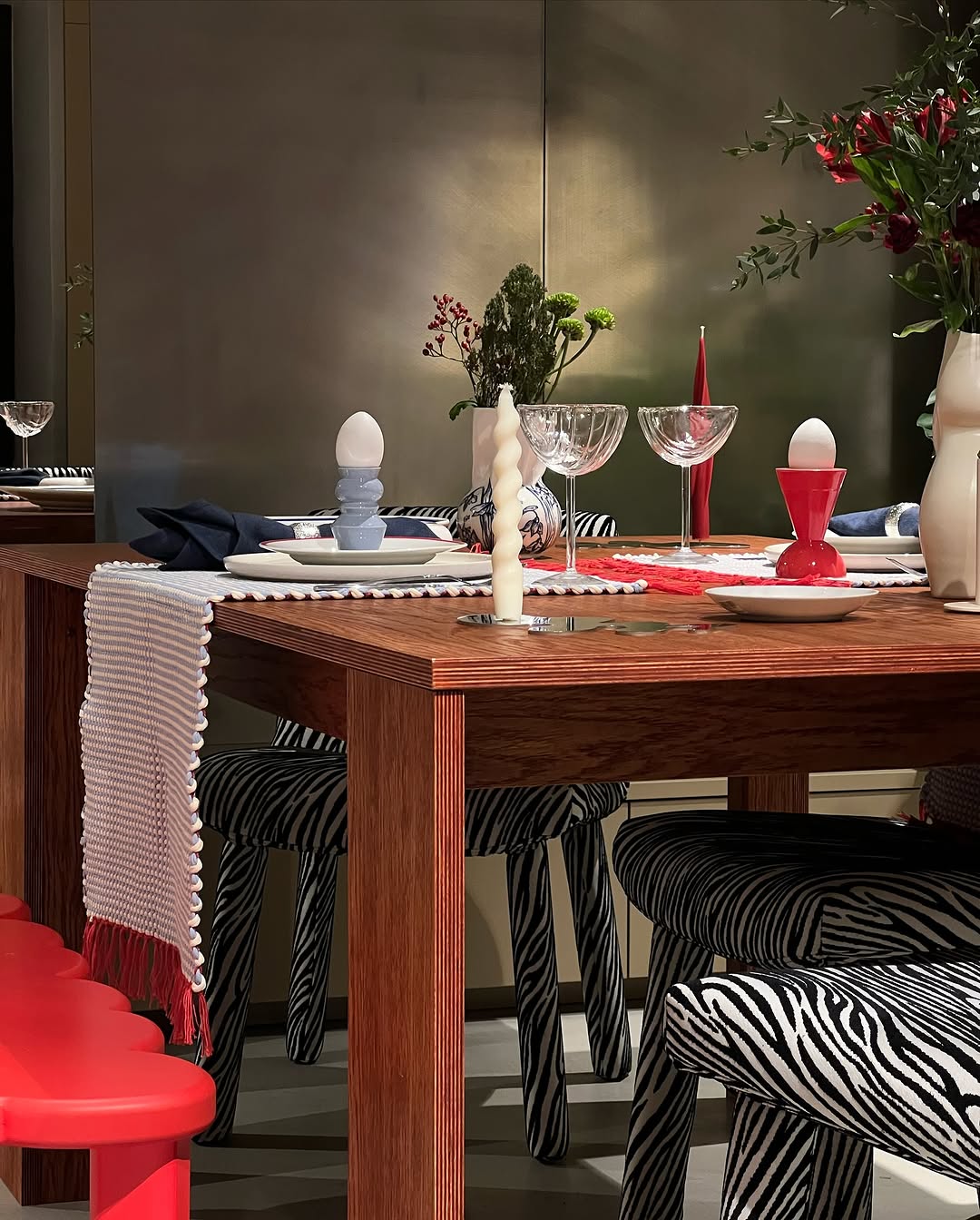 основа новогоднего застолья по версии annki® выглядит так:

- стол bill / col: red / раскладной 
- steve dinner / upholstery: jacquard / made in spain / col: zebra
- clover bench 2.0 / col: xmas

все увидеть и потрогать можно по адресу:
пространство «локалы» / москва, петровский бульвар, 1с1