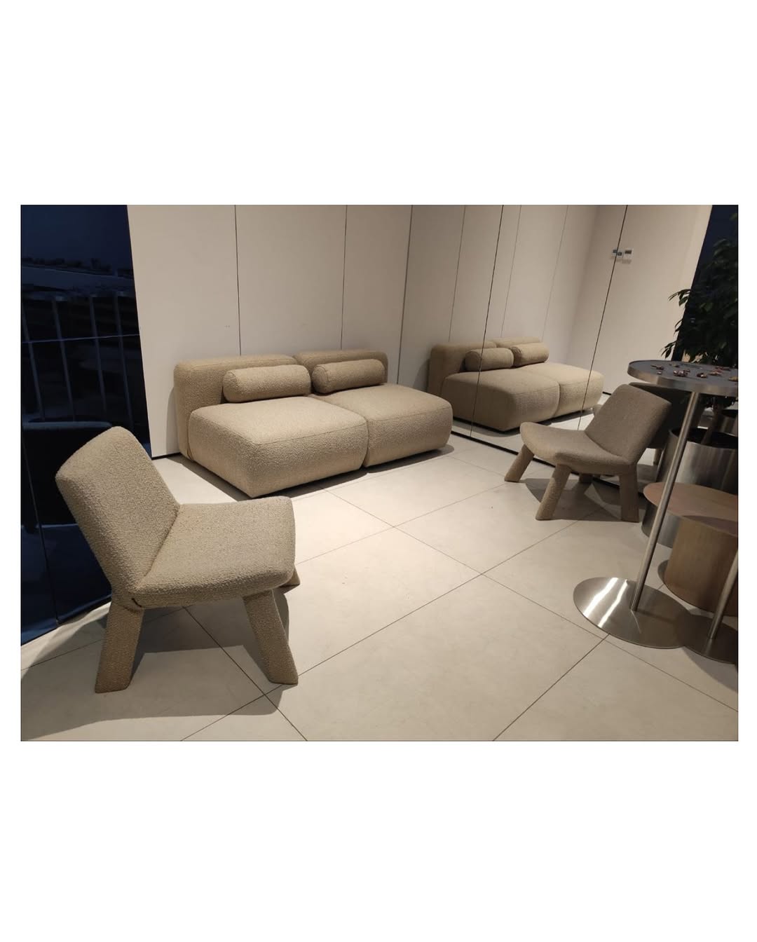 #annkiathome — рубрика, где мы делимся кадрами счастливых обладателей предметов annki. 

своё уникальное лицо, характер и ценность пространство и наполнение интерьера обретает тогда, когда в нём появляется жизнь.

——
на фото:
1, 2, 3 — диван hero + два кресла ernest / buckle / col: milk
4 , 5 — стул steve dinner / buckle / col: milk*
*когда спрашивают, удобно ли сидеть на новых стульях annki
6 — диван plus + / конфигурация из 2х модулей + два кресла steve / buckle
7 — стул steve dinner / eco wool / col: grass 
8 — скамья clover / col: xmas
9 — стулья-steve dinner / buckle / col: milk
10, 11 — диван plus + / конфигурация из 2х модулей / eco wool / col: natural
12 — кресло steve / eco wool / col: grass