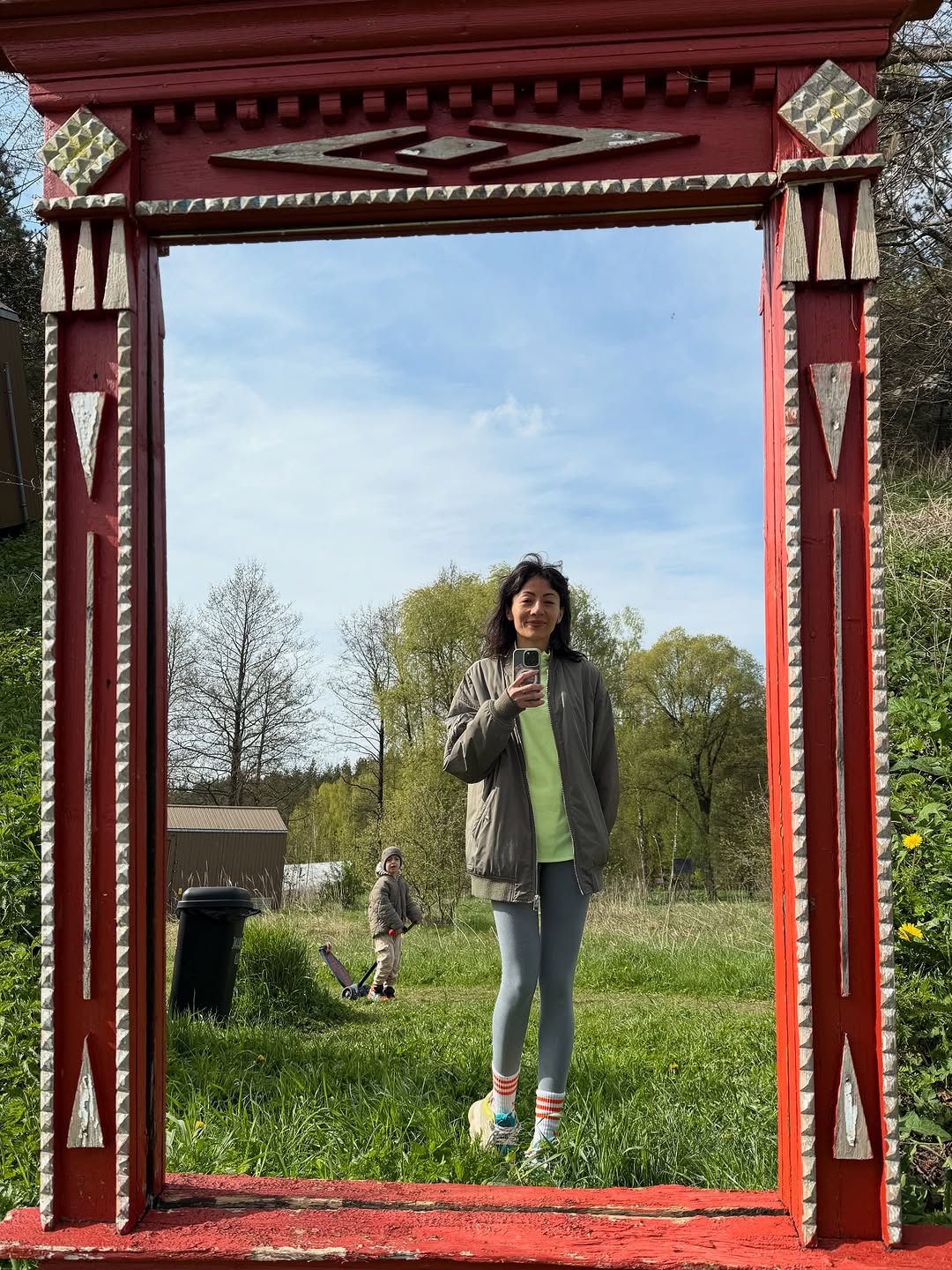 Спонтанные выходные вдали от суеты, блокировки связи и перекрытии всех дорог.
Электричка и через 2 часа мы в лесу, в месте, где совсем другой мир, где Ратмир пил настоящее молоко с творожной запеканкой, где была уха на костре и вид на лес. Лес. Я влюбиласьв лес!

Твердо решила, раз в месяц вот так посещать одно новое местечко. 
Если знаете классные, делитесь со мной)