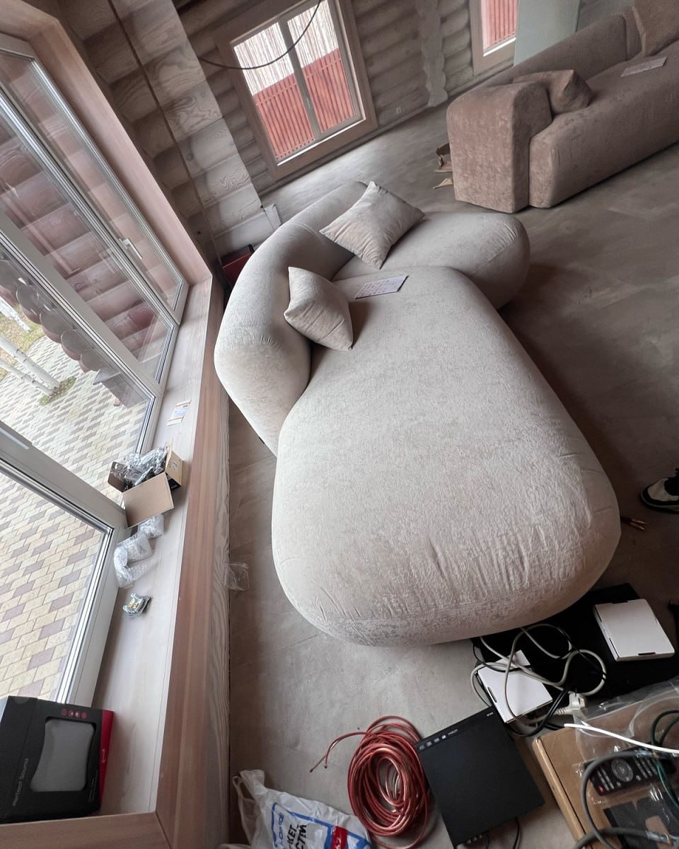 сегодня суббота, значит пришло время для нашей постоянной и любимой подборки #annkiathome — это фотографии, которыми вы с нами делитесь: иногда это кадры сразу после распаковки, иногда это будничная рутина, иногда это интерьерные съёмки… но всегда эти кадры живые. без фильтров и прочих прикрас.

(a)objects:
1 — диван plus+ / 3 модуля (2 козетки + 1 подлокотник + пуф) #plus_sofa 
2-3 —диван hero #hero_sofa 
4-5 — кастомный диван (геометричный)
6-7 — кастомный диван (полукруглый)
8 — диван plus+ / 3 модуля 
9 — кресло steve++
10 — статья clover classic / массив дерева + масло, цвет: milk #clover_bench 
11 — кровать sóva #sova_bed
12 — диван plus+ / базовая конфигурация: 2 модуля + 2 подлокотника 
13 — кровать basic #basic_bed