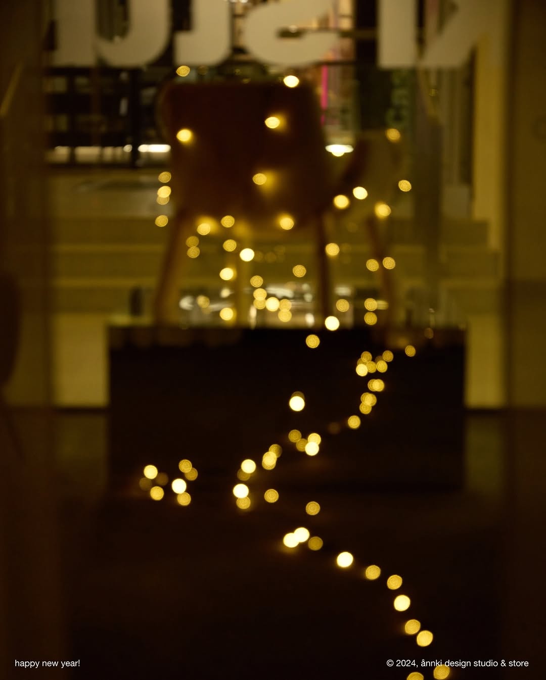 один из наших итогов 2024 года — закрытие шоурума в екатеринбурге, который находился в иц architector.

мы попробовали базироваться в интерьерном центре. самом лучшем и элитарном. утвердились, что это не совсем путь ånnki®. мы проверили гипотезу. скомпилировали опыт. и радостно провели финальные съёмки на нашем красном подиуме, который целый год был как будто театральной сценой для наших экспериментов.

ånnki® studio — это исследовательская компания, потому что мы меняем углы обзора и привычные сценарии развития. не боимся пробовать, устремляясь к большему.

stay tuned!
be ånnki®!