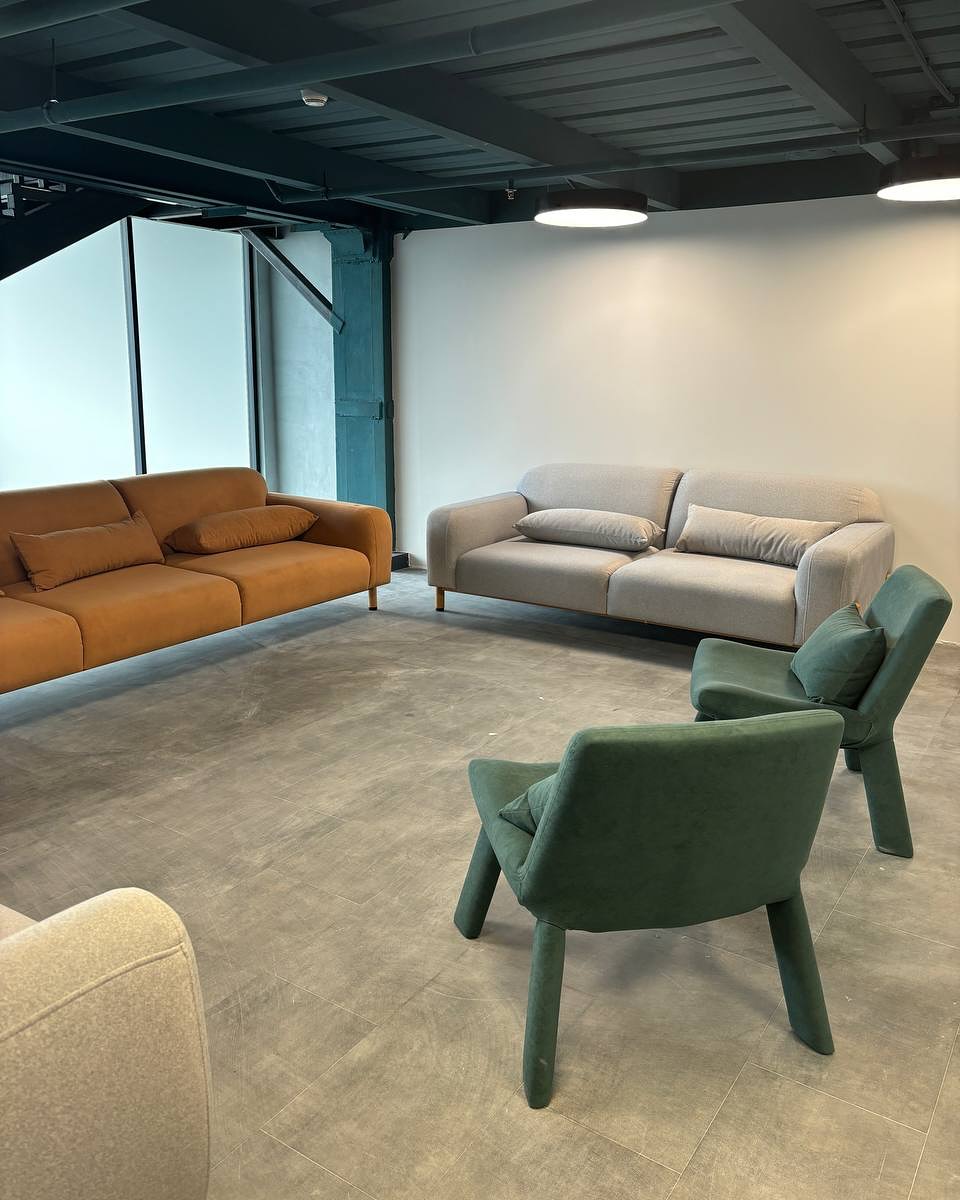 распаковали — влюбились.

да, это наша постоянная рубрика #annkiathome — актуальная подборка, где предметы annki® находят свои дома. реакции без фильтров, эмоции без сценария.

———
1 — загрузка фуры с предметами @annki.studio / фотография сделана нашим упаковщиком Арсением / локация: annki factory 
2-3 — диваны hero и кресла steve / локация: москва, коворкинг «соль»
4 — кресла bono / москва, коворкинг «соль»
5 — кресла steve++ / москва, коворкинг «соль»
6-7 — диван plus+ air (на ножках) / конфигурация: 2 модуля + 2 подлокотника / обивка: велюр
8-9 — кровать basic / обивка: букле
10 — диван plus+ / spring drop / базовая конфигурация: 2 модуля + 1 подлокотник / обивка: микровелюр, цвет: grass
11 — диван plus+ / обивка: букле, цвет: milk
12 — кресло steve / обивка: английская кожа, цвет: cognac