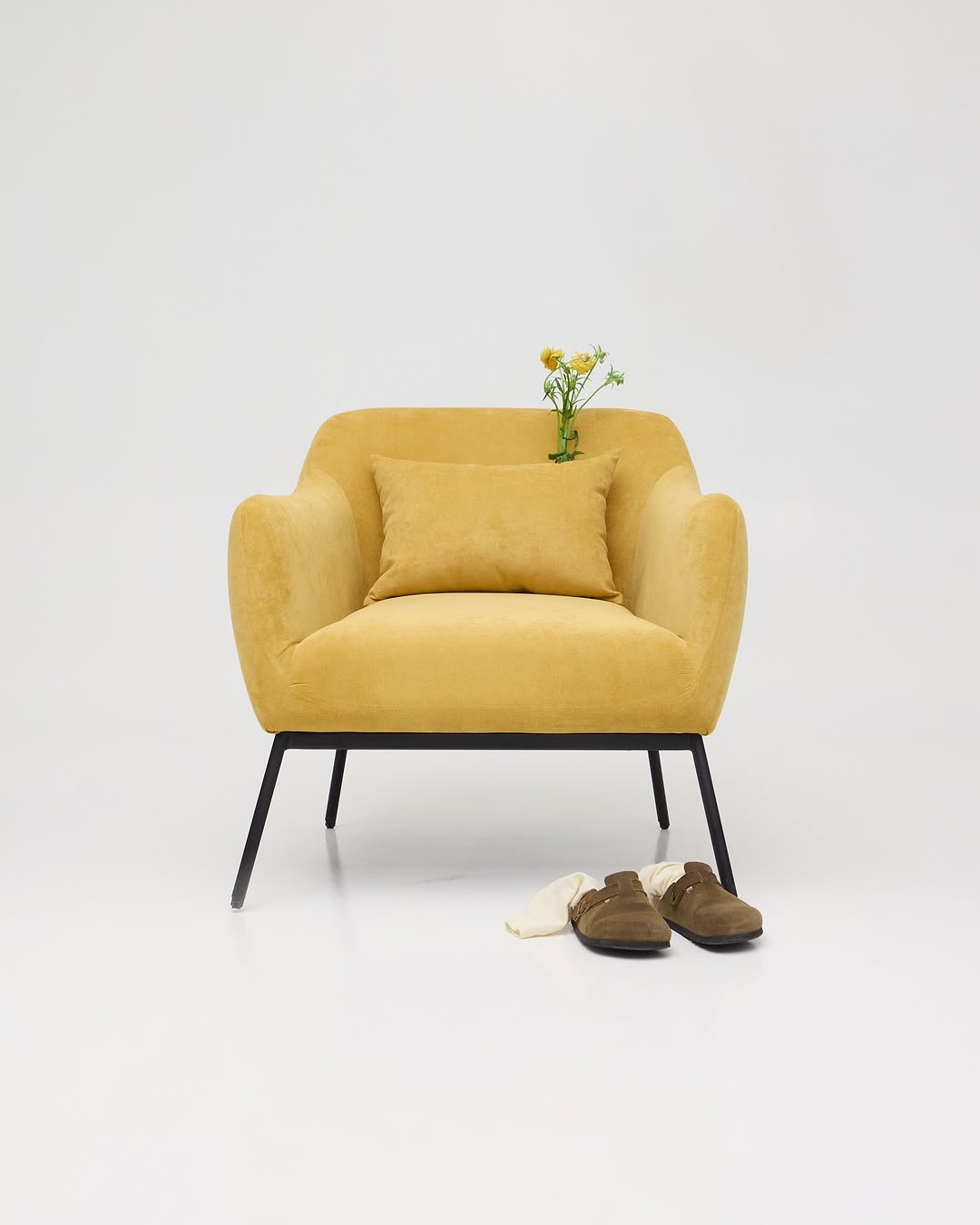 жёлтый отражает много света, один из самых тёплых и ярких цветов видимого спектра. он привлекает внимание, заряжает энергией и ассоциируется с солнцем.

институт pantone выбирал жёлтый цветом года несколько раз и всегда давал ему очень радостные, жизнеутверждающие объяснения. цветом 2009 года был выбран pantone 14-0848 mimosa: его выбрали как цвет тепла, процветания, надежды и оптимизма. цветом 2021-го назвали pantone 13-0647 Illuminating, призванный «вдохновить и вселить в нас надежду, зарядить энергией».

к слову, у нас всегда есть возможность наполнить свой дом теплом, процветанием и надеждой — хотя бы выбрав жёлтый цвет для акцентных объектов в интерьере. в нашем весеннем дропе мы так и сделали: обили кресло ernest в жёлтый велюр. оптимистично! жизнерадостно! свежо!

———
(a)object: ernest armchair
upholstery: micro-velour 
col: yellow
#ernest_chair