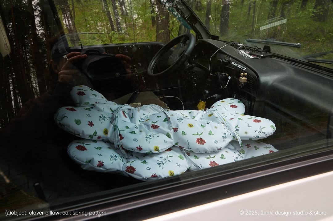 подушки clover не только на скамью:

на траву — чтобы смотреть на небо;
на диван — чтобы красиво и с настроением;
на колени — когда разговор по душам.

уличная ткань, фирменный принт, уют вне географии. 

берите с собой!
на дачу, в сердце, в интерьер :)

———
(a)object: clover pillow
design: clover classic
col: spring pattern
#clover_bench_pillow